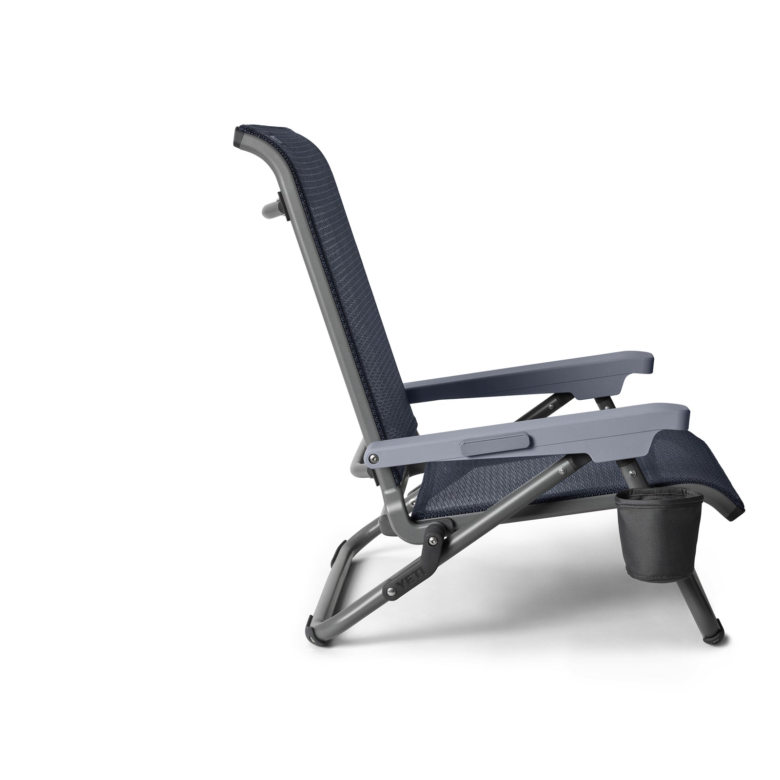 Der YETI® Hondo Beach Chair - Navy hat einen Metallrahmen, eine verstellbare Rückenlehne, Armlehnen und einen eingebauten Becherhalter; er ist von der Seite auf weißem Hintergrund abgebildet.