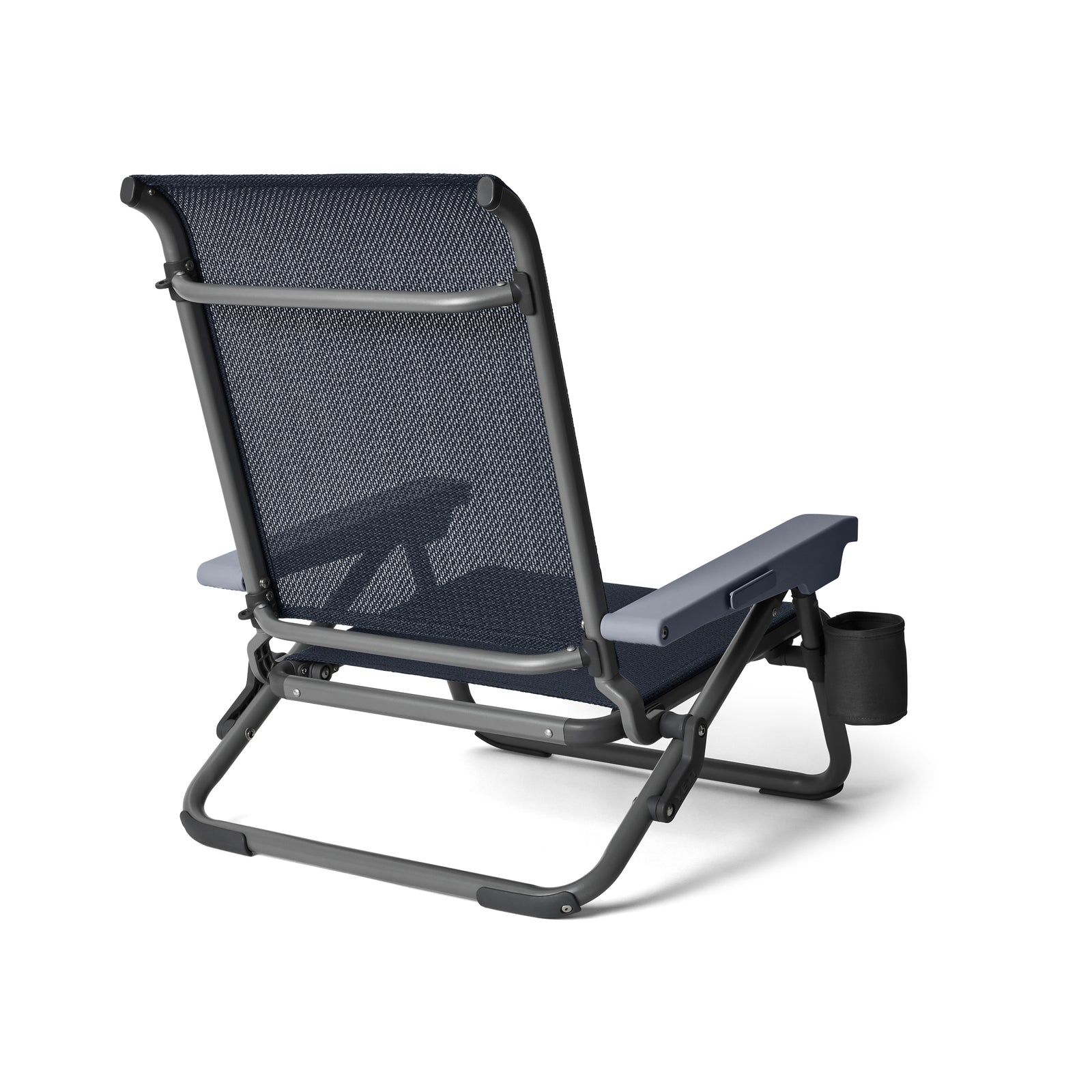 Der YETI® Hondo Beach Chair - Navy hat ein niedriges, faltbares Design mit einem dunklen Netzsitz, einem stabilen grauen Metallrahmen, blauen Armlehnen und einem schwarzen Becherhalter an der rechten Armlehne. Dieser YETI Stuhl ist von hinten abgebildet.