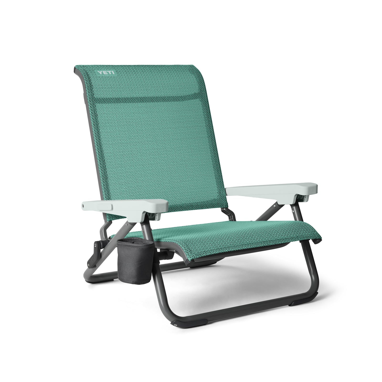 Der YETI® Hondo Beach Chair in Seafoam verfügt über Armlehnen, einen Netzsitz und eine Rückenlehne, einen Getränkehalter auf der linken Seite und einen stabilen schwarzen Rahmen - der perfekte faltbare Campingstuhl für jedes Abenteuer.