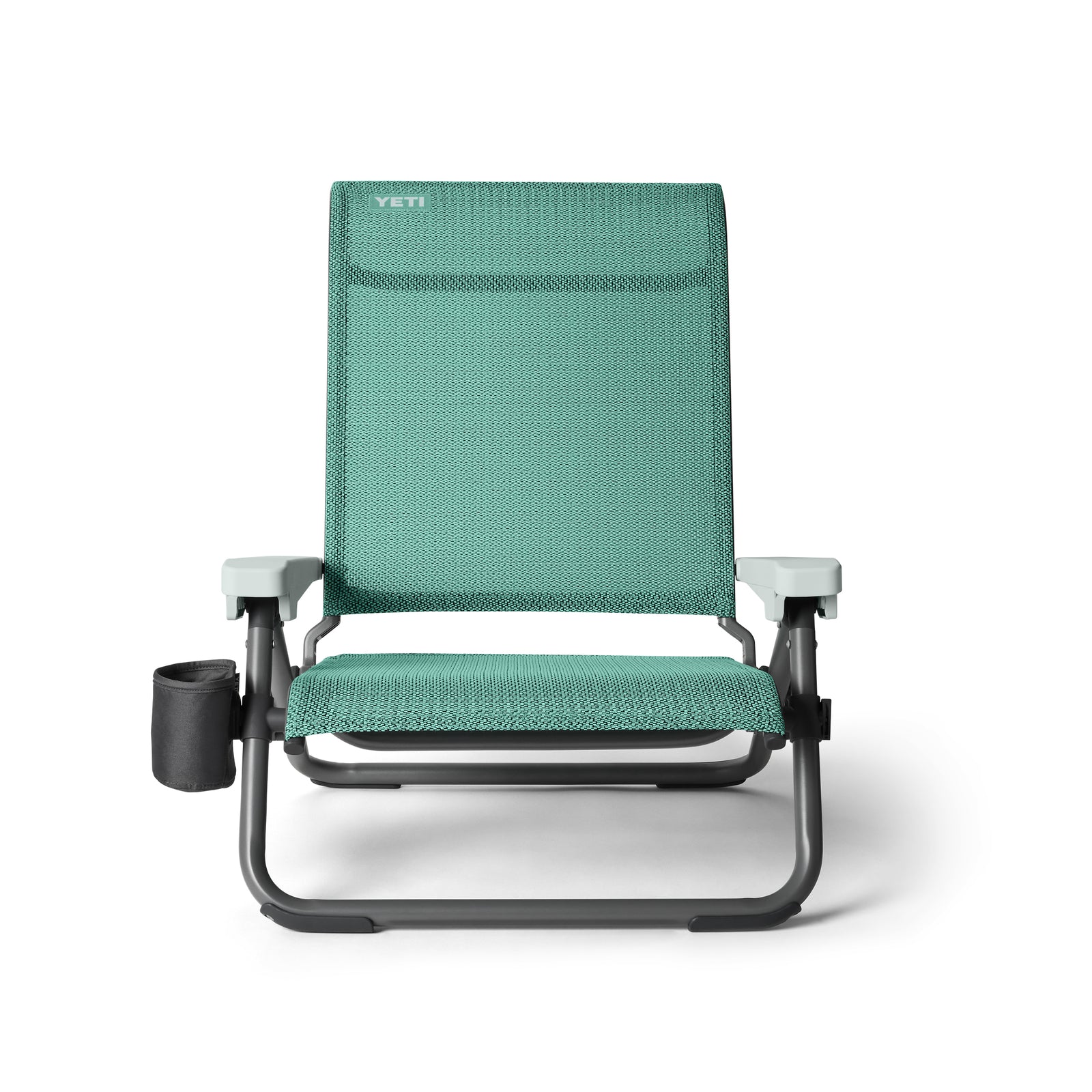 Ein meerschaumgrüner YETI® Hondo Beach Chair mit weißen Armlehnen, einem Becherhalter auf der linken Seite und einem grauen Metallrahmen. Das YETI-Branding befindet sich oben links auf der Rückenlehne. Von vorne gesehen.