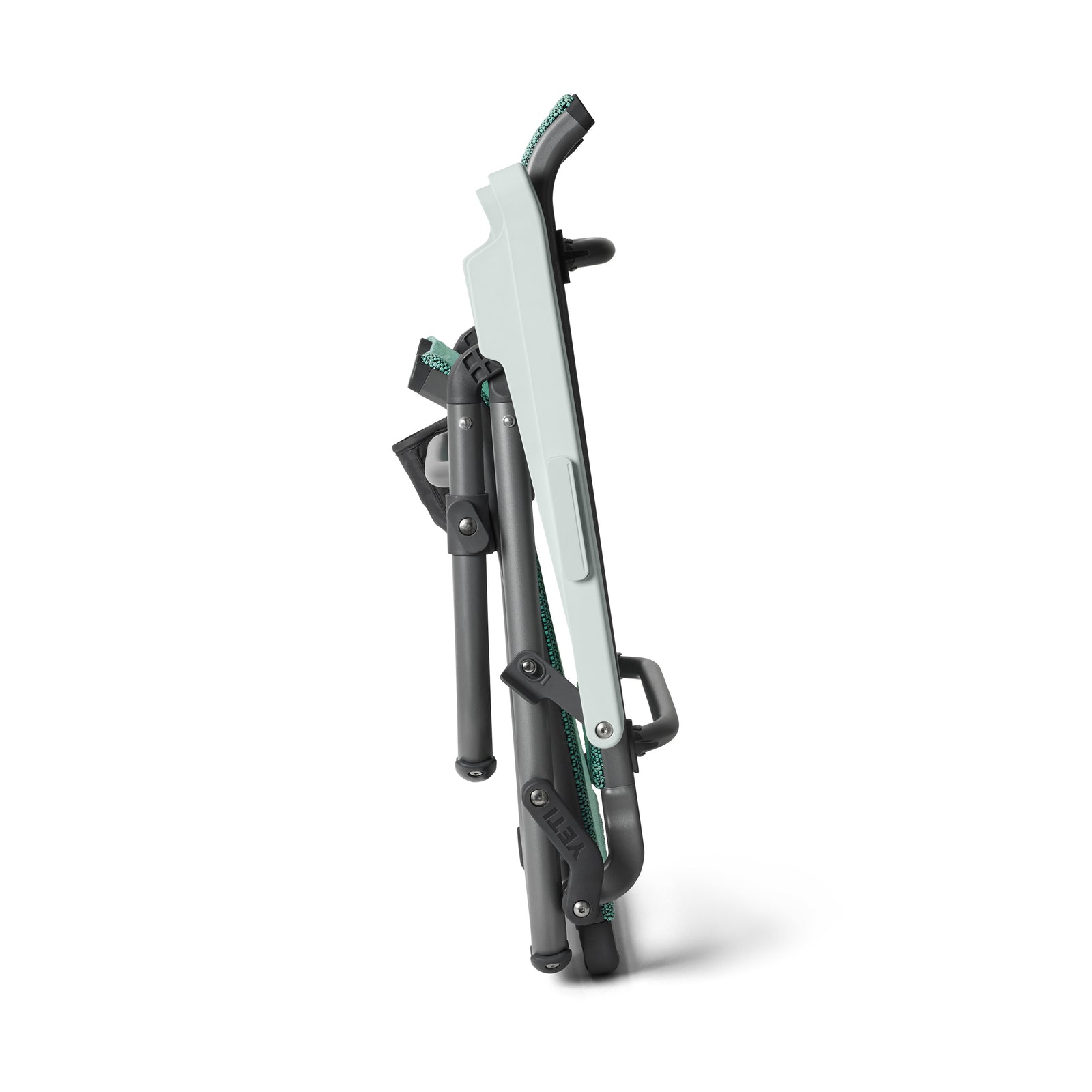 Ein kompaktes, faltbares Laufband im eleganten weiß-schwarzen Design - ideal neben dem YETI® Hondo Beach Chair - Seafoam - ist mit Rädern und Griffen ausgestattet und lässt sich leicht transportieren und verstauen.