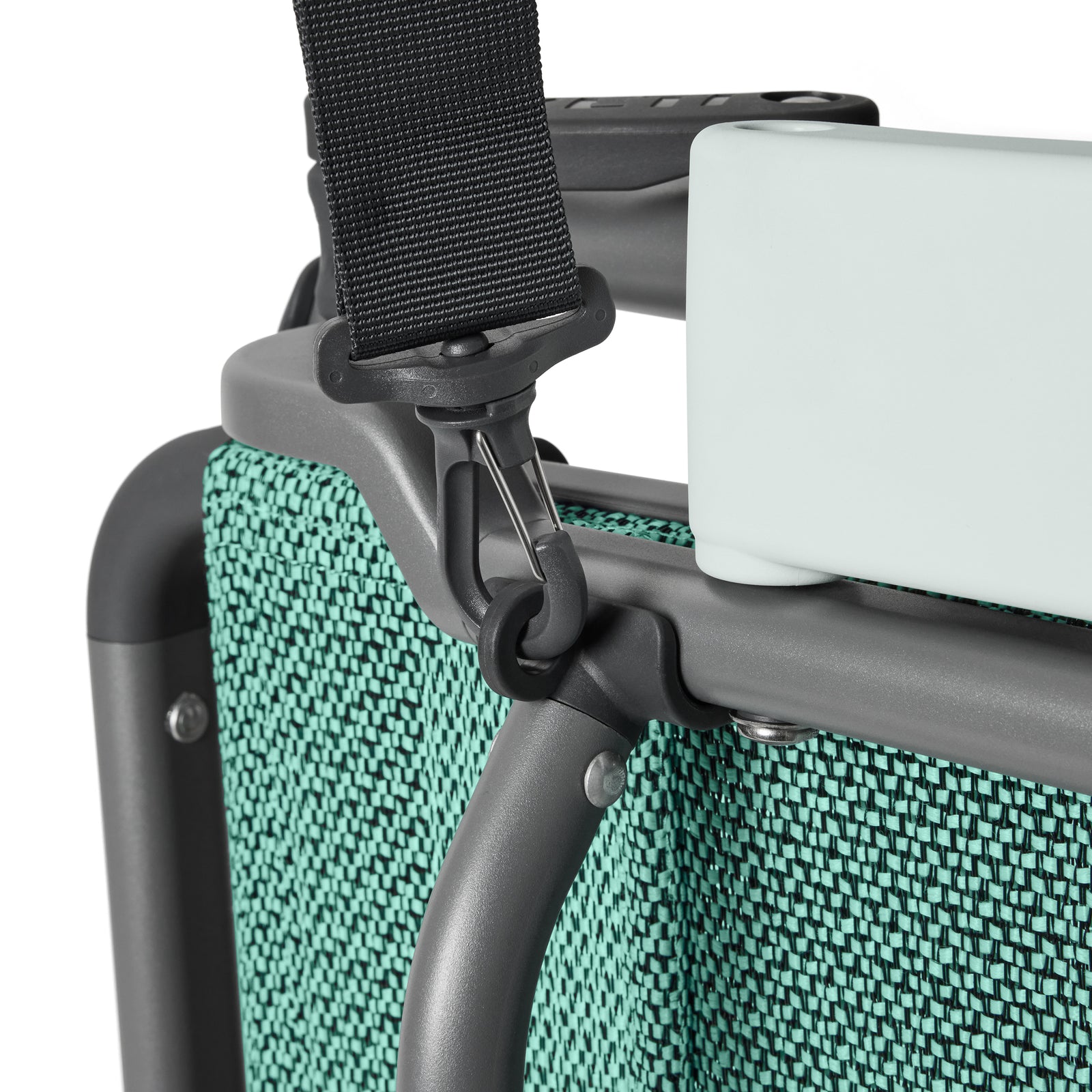 Nahaufnahme des grün-grauen YETI® Hondo Beach Chair - Seafoam mit strukturiertem Sitzstoff, stabilem dunkelgrauem Gestell und einem schwarzen Gurt mit Kunststoffschnalle an der oberen Ecke.