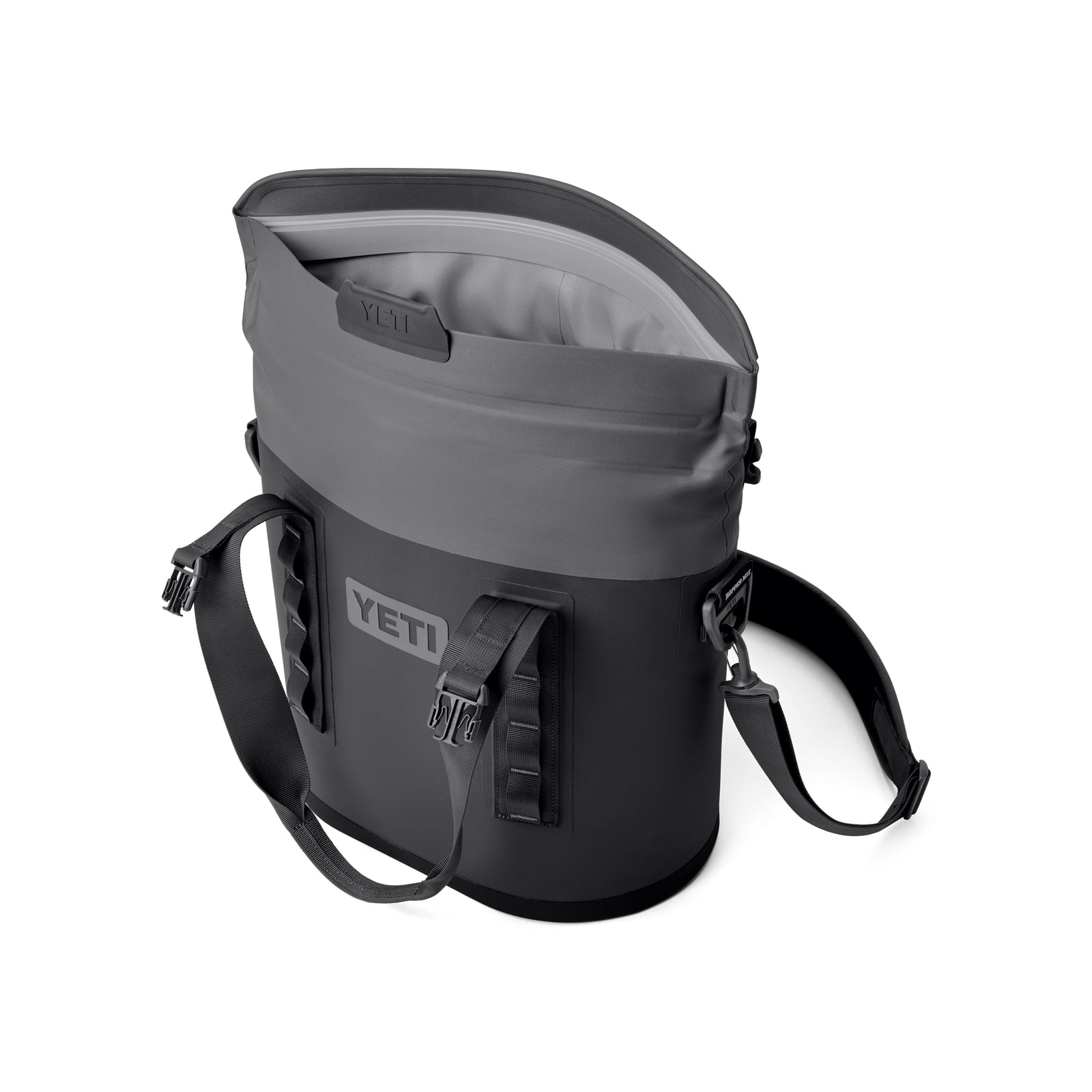 Die YETI® Hopper M15 Soft Cooler in Charcoal verfügt über einen geräumigen, hellgrauen Innenraum, einen offenen Deckel, Schulter- und Handriemen, Schnallen und das YETI-Logo auf der Vorderseite.