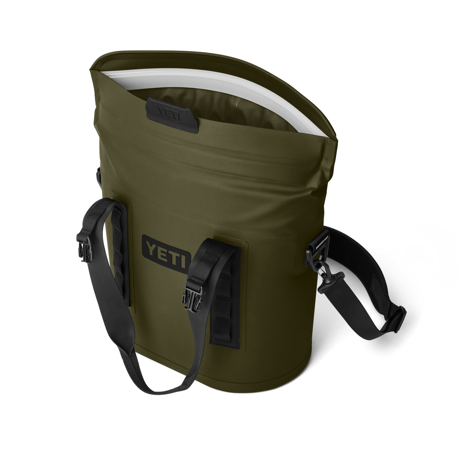 Die YETI® Hopper M15 Soft Cooler in Oliv verfügt über schwarze verstellbare Schultergurte, eine breite MagShield Access Öffnung, einen isolierten Innenraum und das YETI-Logo auf der Vorderseite.