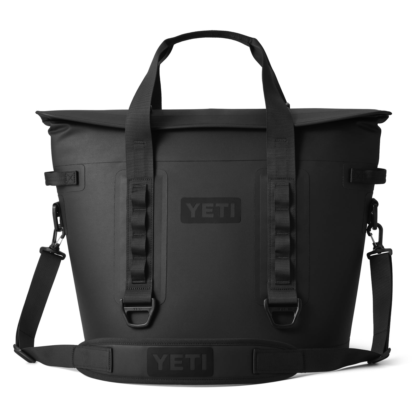 Die YETI® Hopper M30 Soft Cooler in Schwarz verfügt über einen Griff an der Oberseite, zwei Gurte an der Vorderseite, einen abnehmbaren Schultergurt und einen auffälligen YETI-Schriftzug auf der Vorderseite und dem Schulterpolster.