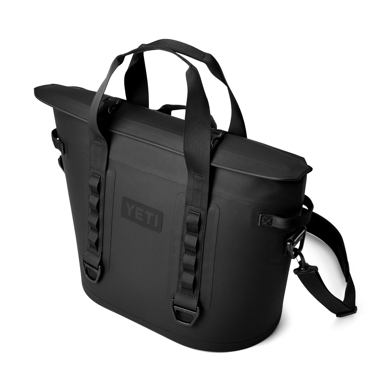 Die YETI® Hopper M30 Soft Cooler in Charcoal verfügt über Tragegriffe an der Oberseite, einen verstellbaren Schultergurt, MOLLE-kompatibles Gurtband und einen Rolltop-Verschluss, dargestellt auf weißem Hintergrund.