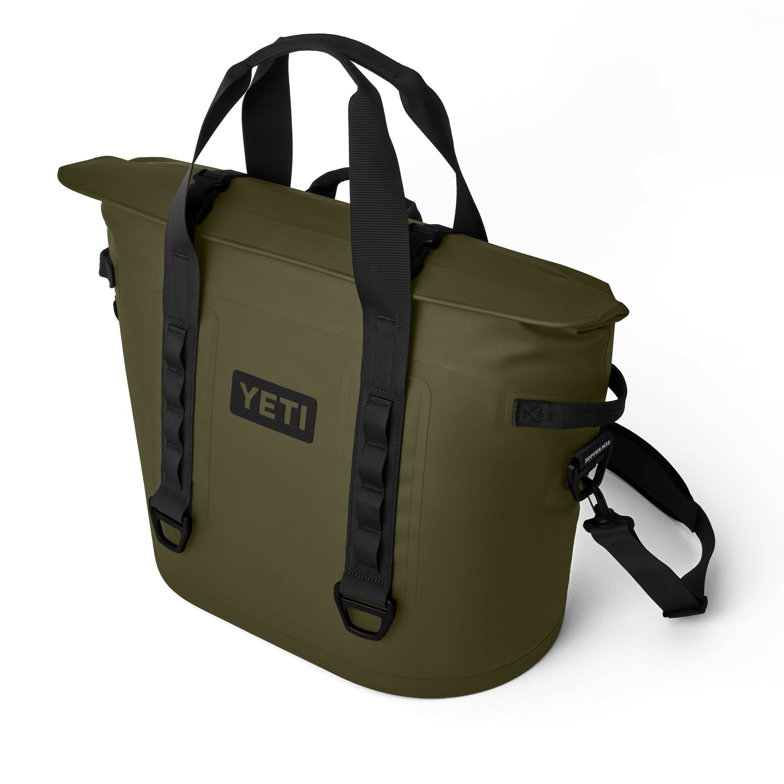 Die YETI® Hopper M30 Soft Cooler in Oliv hat schwarze Griffe, Schulterriemen und ein YETI-Logo auf der Vorderseite. Sie verfügt über MagShield Access und ist auf weißem Hintergrund abgebildet.
