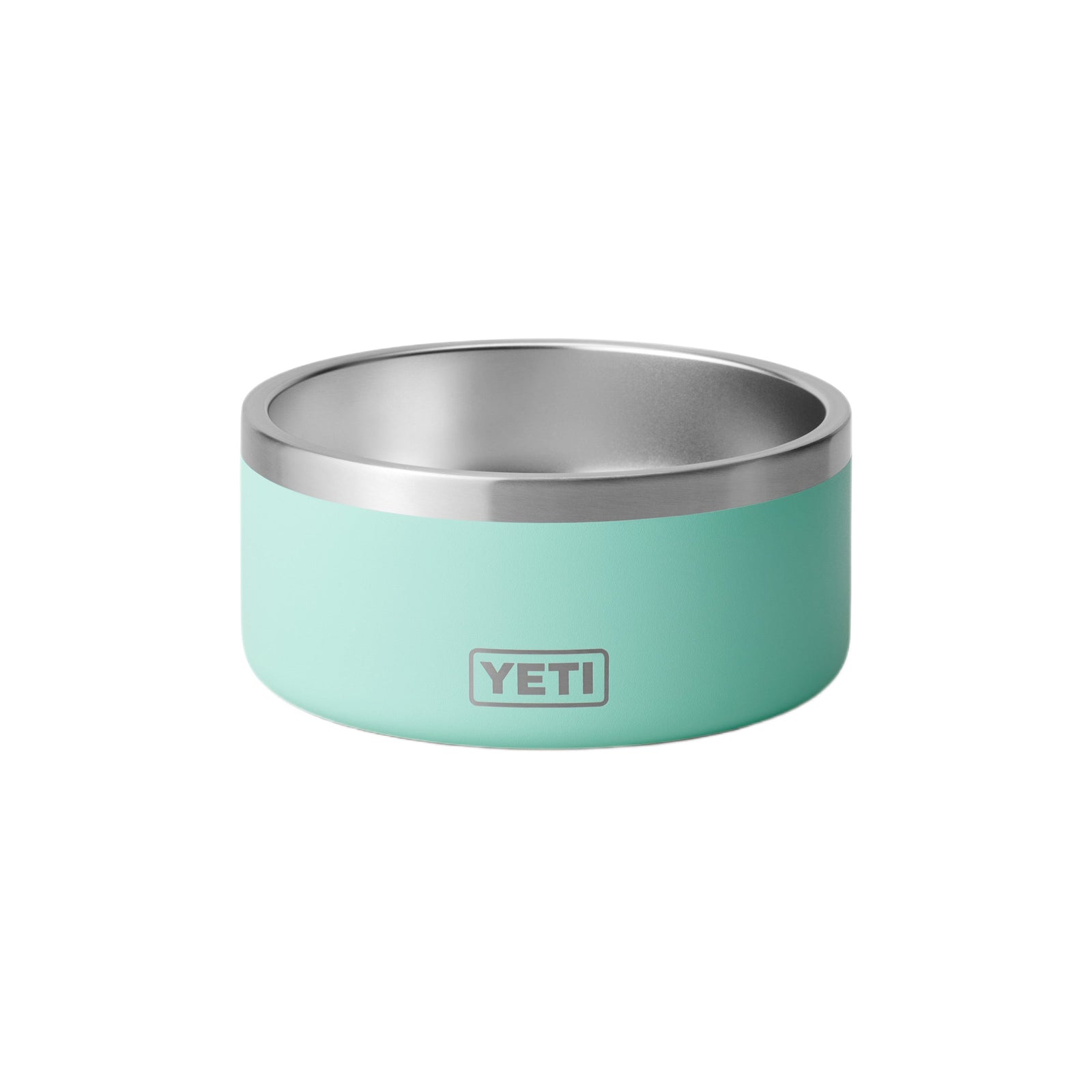 Der YETI® Hundenapf Boomer™ 4 in Seafoam, ein robuster Hundenapf aus Edelstahl mit gebürsteter Metallinnenseite und YETI-Logo auf der Vorderseite, ist auf weißem Hintergrund abgebildet.