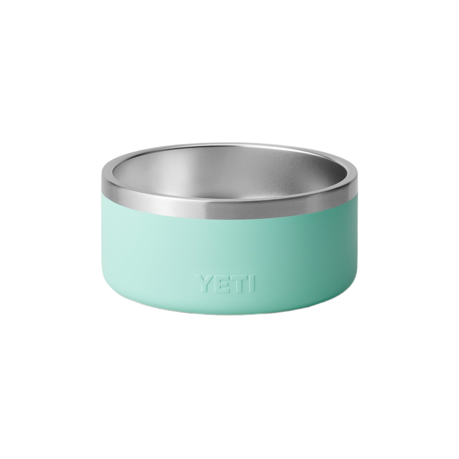 Der YETI® Hundenapf Boomer™ 4 - Seafoam ist ein robuster, hellblauer Hundenapf aus Edelstahl mit einer silberfarbenen Innenseite und einem geprägten YETI-Logo an der Seite, das auf einem weißen Hintergrund abgebildet ist.