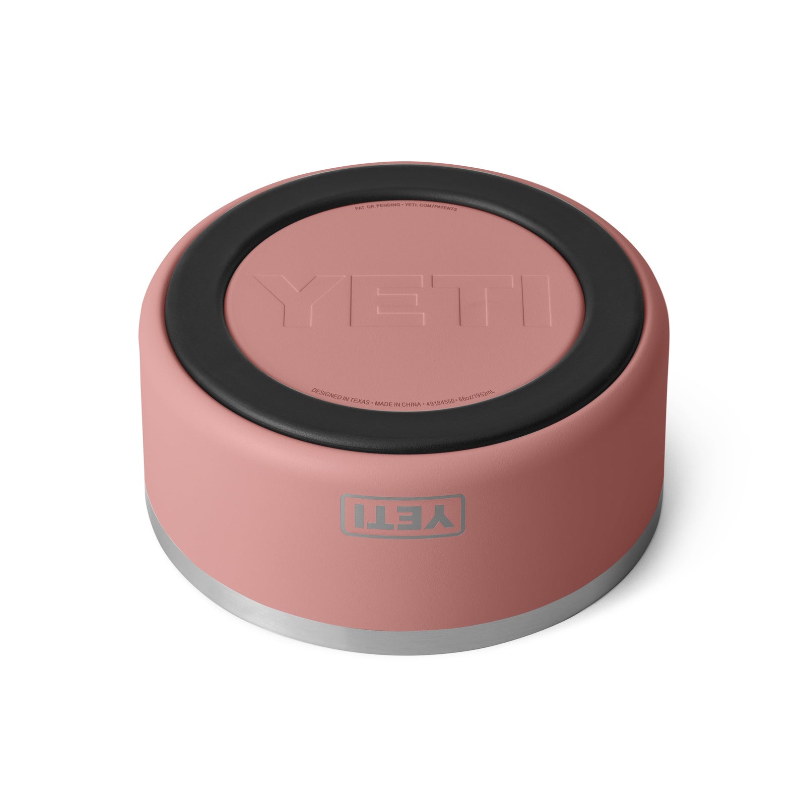 Ein pinker YETI® Hundenapf Boomer™ 8-Deckel ist auf dem Kopf stehend abgebildet, mit dem erhabenen YETI-Logo und einem schwarzen Gummiring. Die Farbe Sandstone Pink passt zur Boomer™ 8-Serie, und am Boden ist ein Metallrand zu sehen.