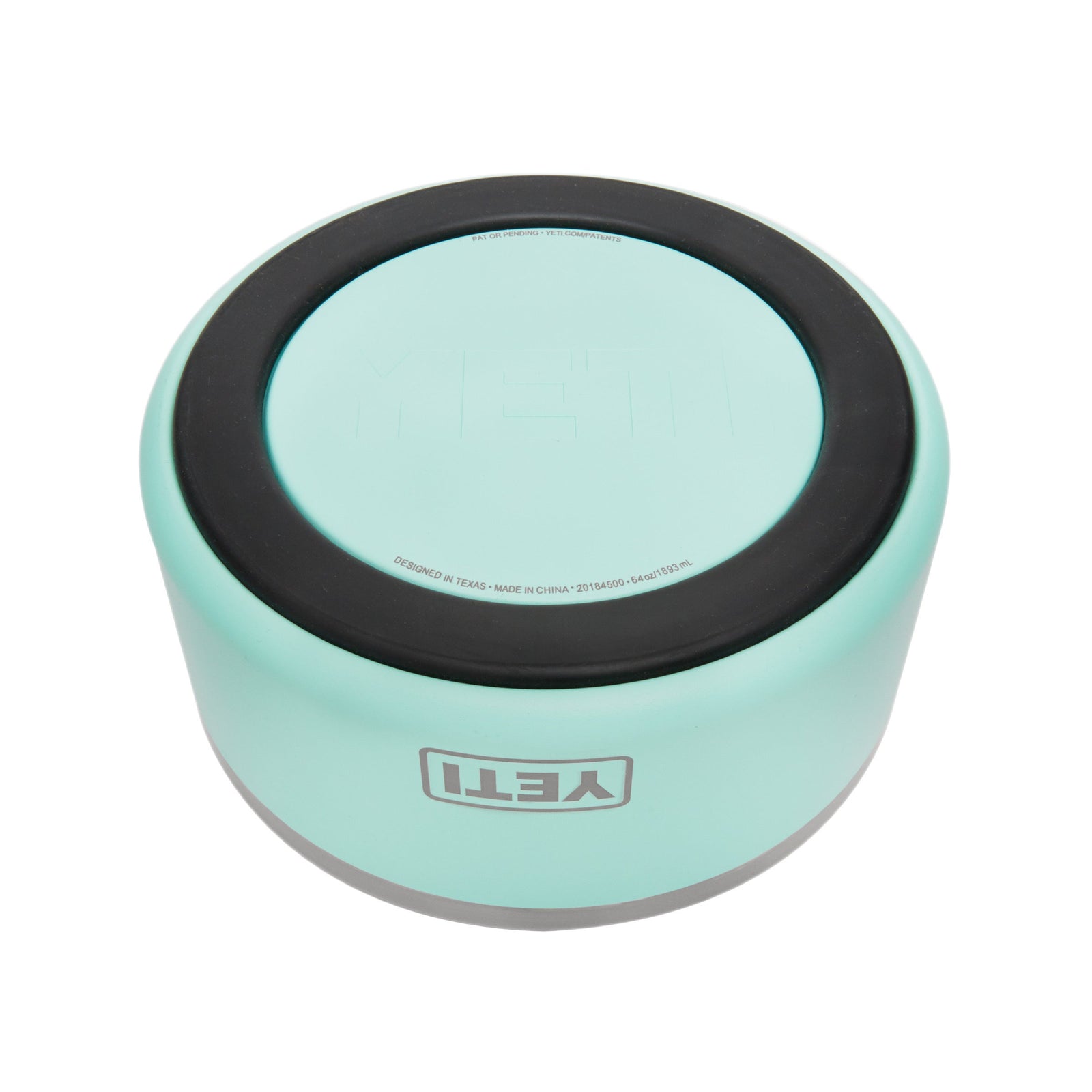 Ein YETI® Hundenapf Boomer™ 8 in Seafoam ist auf dem Kopf stehend auf weißem Hintergrund abgebildet, wobei das YETI-Logo und ein rutschfester Napf-Ring am Boden hervorgehoben werden.
