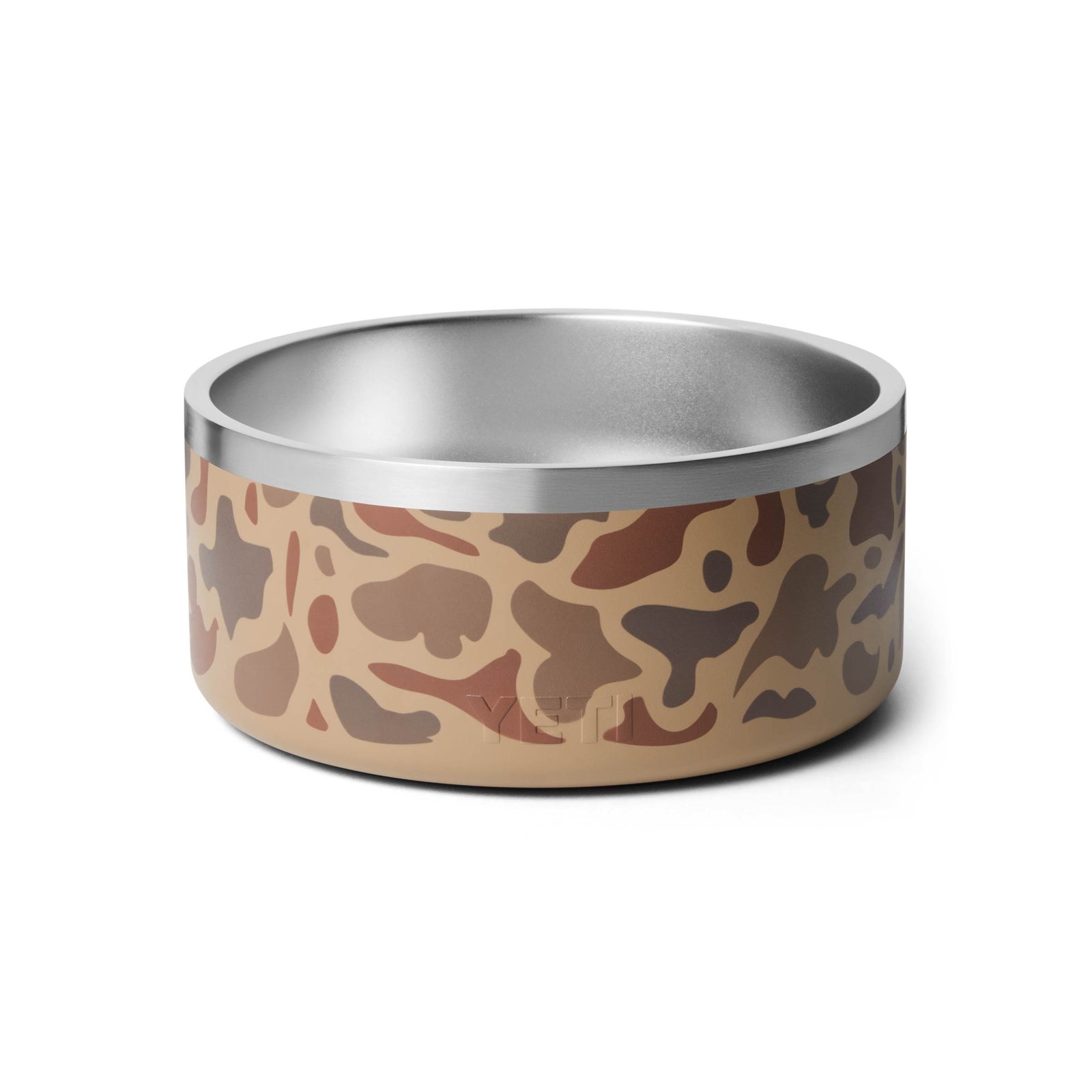 Der YETI® Hundenapf Boomer™ 8 in Wetlands Camo verfügt über ein rundes Metalldesign mit einem braunen und braunen Tarnmuster, das auf einem schlichten weißen Hintergrund dargestellt ist.