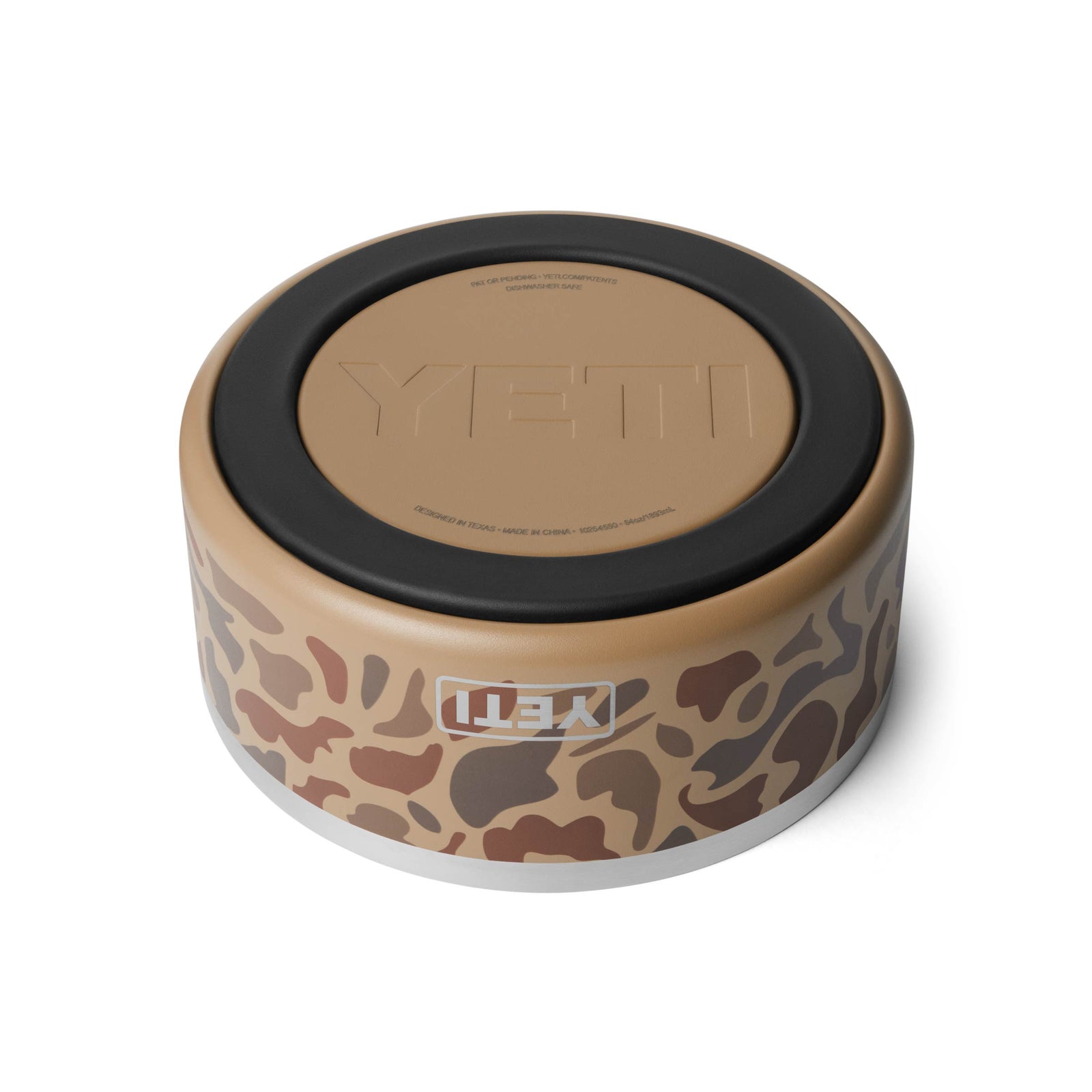Der YETI® Hundenapf Boomer™ 8 in Wetlands Camo verfügt über einen hellbraunen Deckel mit einem schwarzen Gummiring, einem eingeprägten YETI-Logo und einem reflektierenden Etikett - perfekt für die Essensabenteuer Ihres Haustiers.
