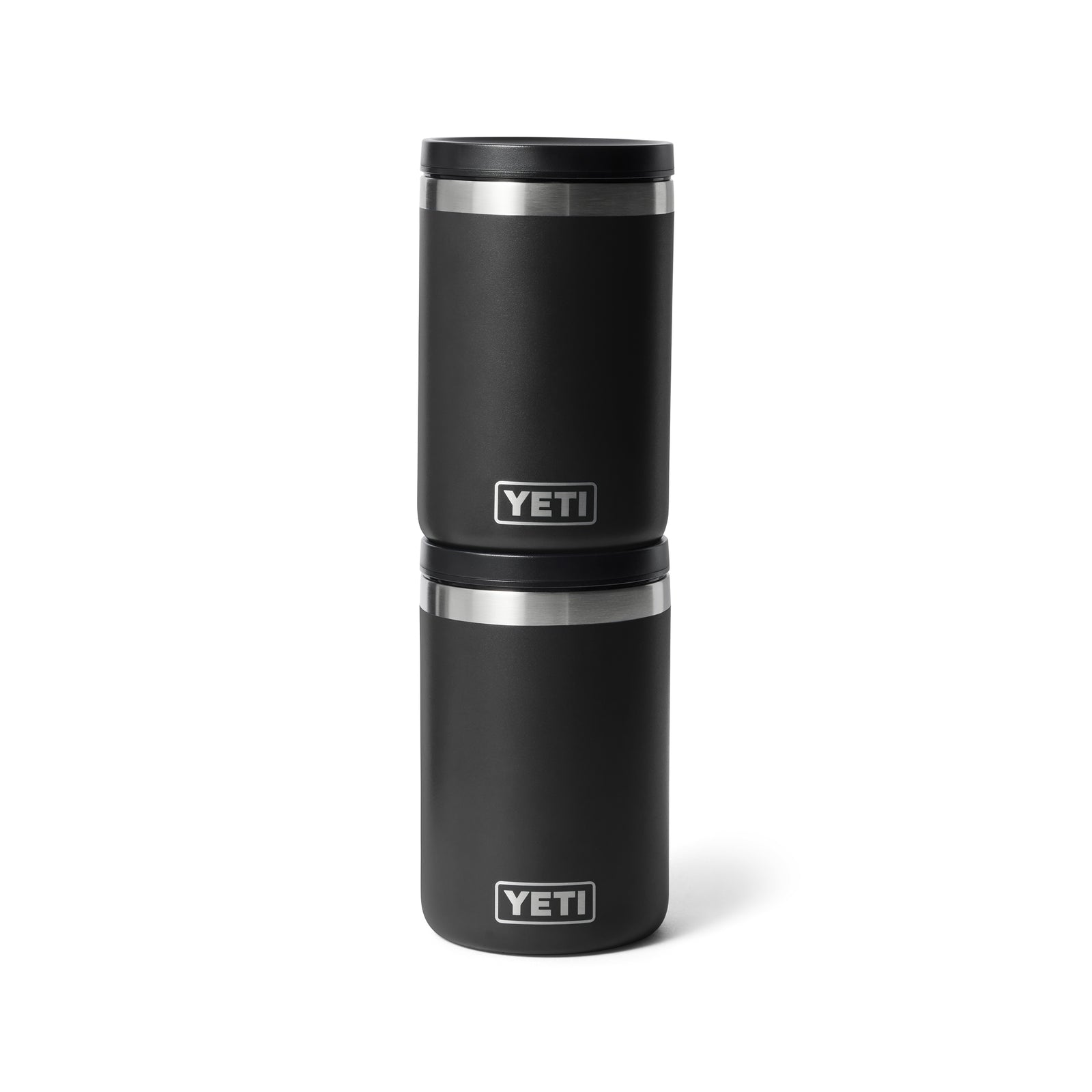 Ein schwarzer YETI® Isolierter Essensbehälter Rambler 16 oz mit silbernem Rand und YETI-Logo auf der Vorderseite hebt die hochwertige Vakuumisolierung, ähnlich einem Food Jar Edelstahl, vor einem schlichten weißen Hintergrund hervor.