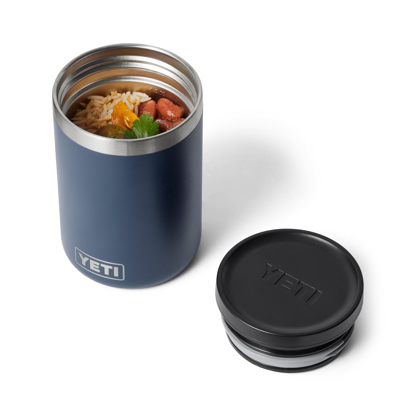 Ein YETI® Isolierter Essensbehälter Rambler 16 oz in Navy aus Edelstahl, vakuumisoliert, ist mit Suppe und Reis gefüllt und mit Kräutern garniert. Daneben liegt der schwarze Deckel auf weißem Hintergrund.