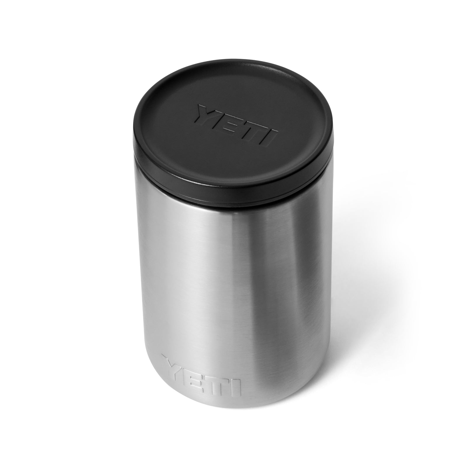 Der YETI® Isolierter Essensbehälter Rambler 16 oz - Stainless Steel ist zylindrisch mit Vakuumisolierung und einem schwarzen, flachen Twist-on-Deckel, abgebildet auf weißem Hintergrund. Der Markenname YETI erscheint sowohl auf dem Deckel als auch auf der Behälterseite.
