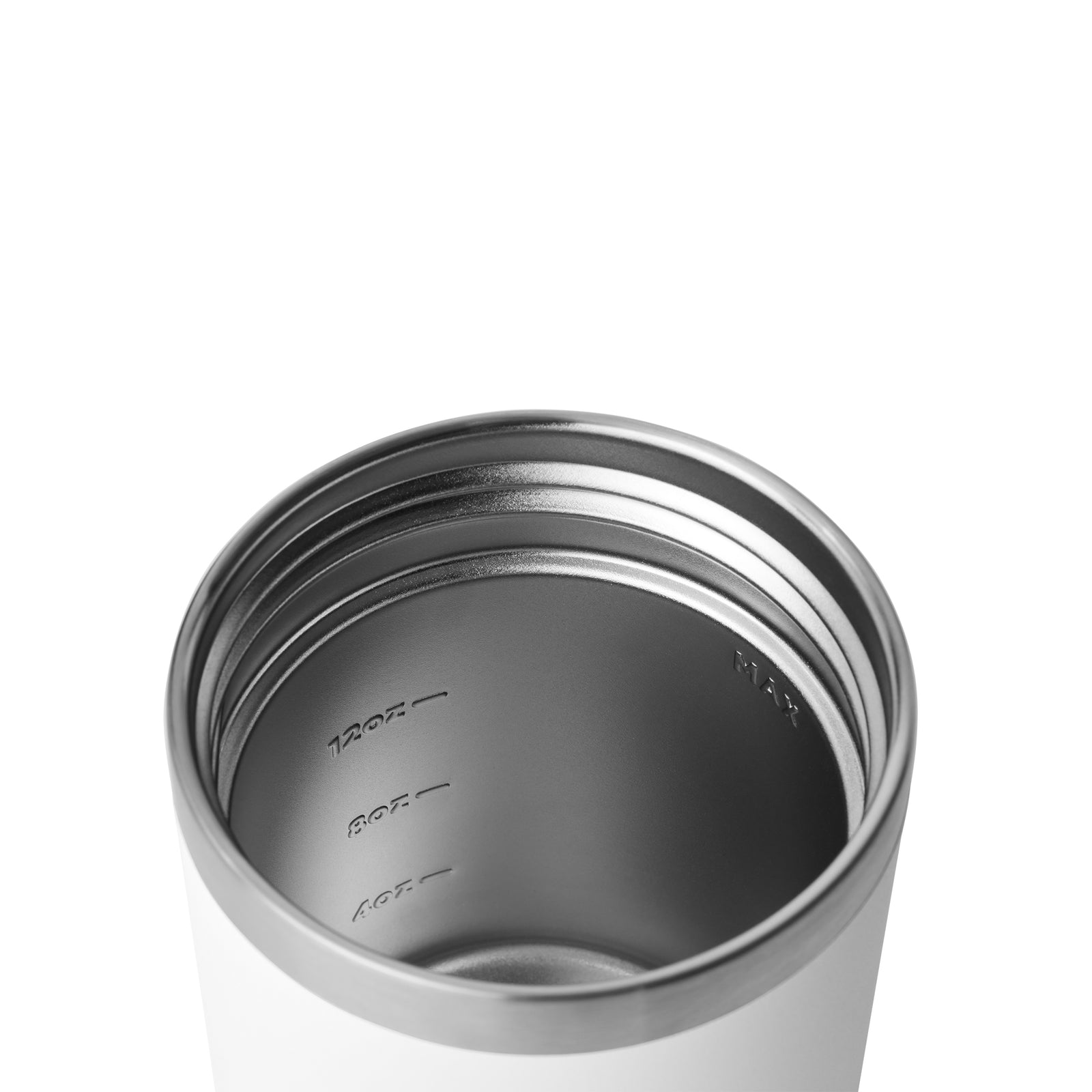 Der YETI® Isolierter Essensbehälter Rambler 16 oz in Weiß verfügt über einen glänzenden Edelstahl-Innenraum mit Messmarkierungen für 12 oz, 8 oz, 4 oz und einer MAX-Fülllinie am Rand.