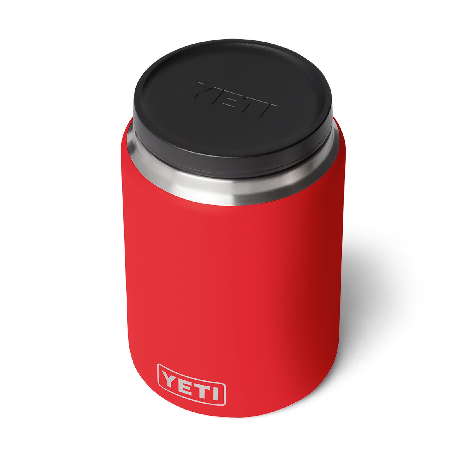 Der YETI® Isolierter Essensbehälter Rambler 24 oz in Rescue Red ist ein auslaufsicherer Edelstahlbehälter mit schwarzem Deckel, mit weißem YETI-Logo auf der Vorderseite und einem Metallrand unterhalb des Deckels für eine sichere, stilvolle Aufbewahrung.