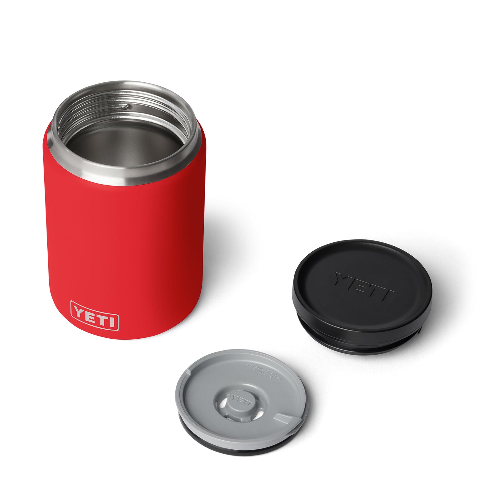 Der YETI® Isolierter Essensbehälter Rambler 24 oz in Rescue Red ist mit seinem Innenraum aus Edelstahl und zwei schwarzen Deckeln (einer mit einem grauen Detail) auf weißem Hintergrund abgebildet und trägt auf allen Teilen das YETI-Logo.
