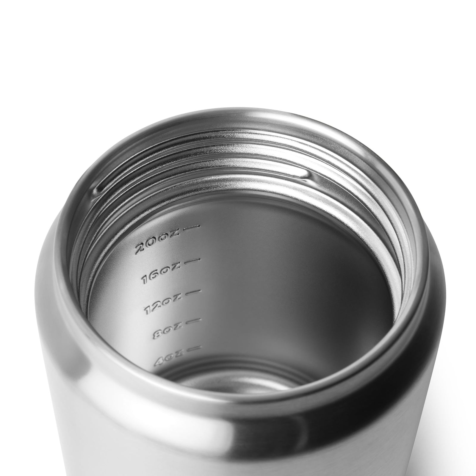 Nahaufnahme eines geöffneten YETI® Isolierten Essensbehälters Rambler 24 oz - Stainless Steel, mit doppelwandiger Vakuumisolierung, Gewinderand und Innenmarkierungen bei 4oz, 8oz, 12oz, 16oz und 20oz.