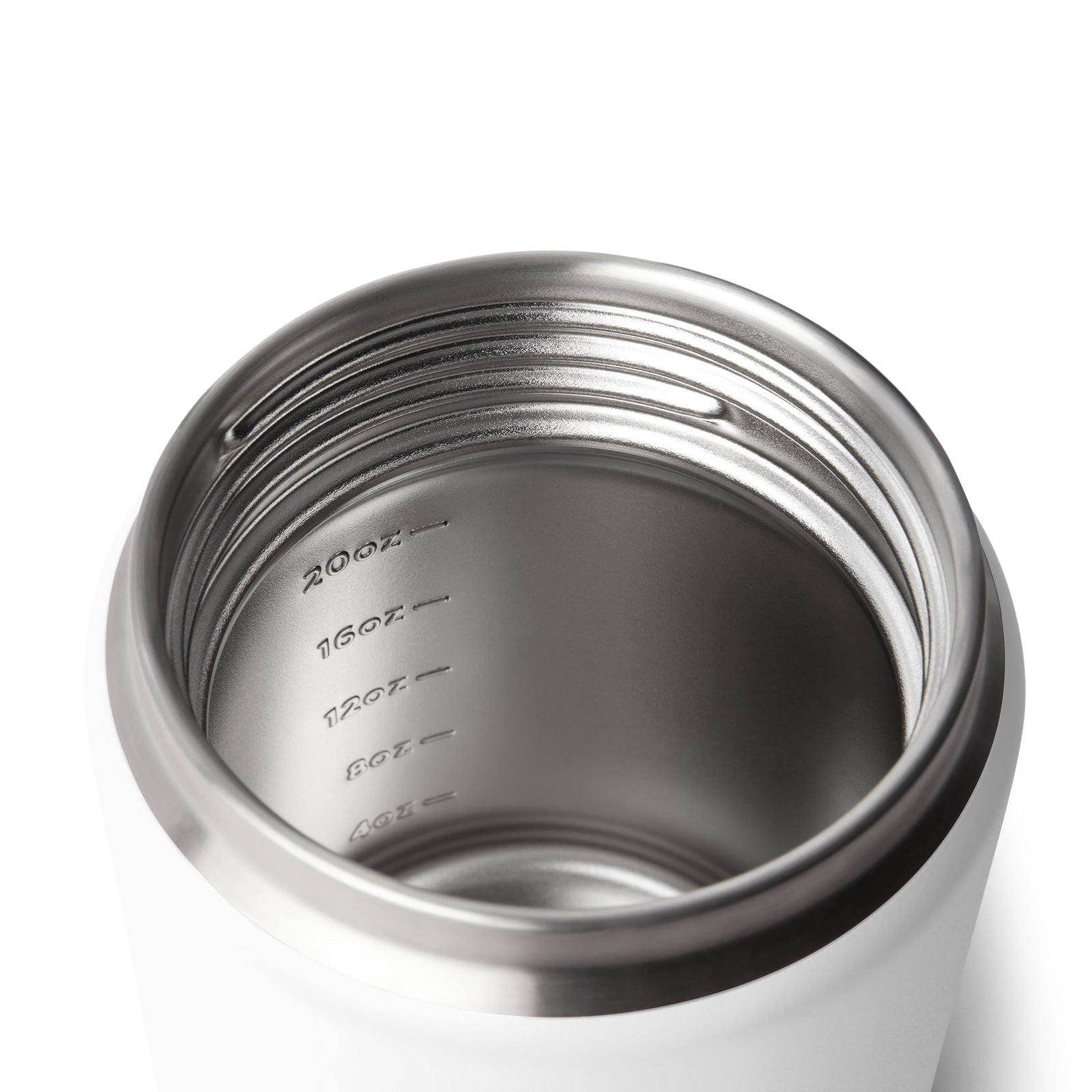 Der YETI® Isolierter Essensbehälter Rambler 24 oz in Weiß, von oben betrachtet, zeigt die auf der glänzenden Edelstahlwand eingravierten Unzenmarkierungen (4 oz bis 20 oz), mit einer weißen Außenseite und einer Vakuumisolierung von YETI.