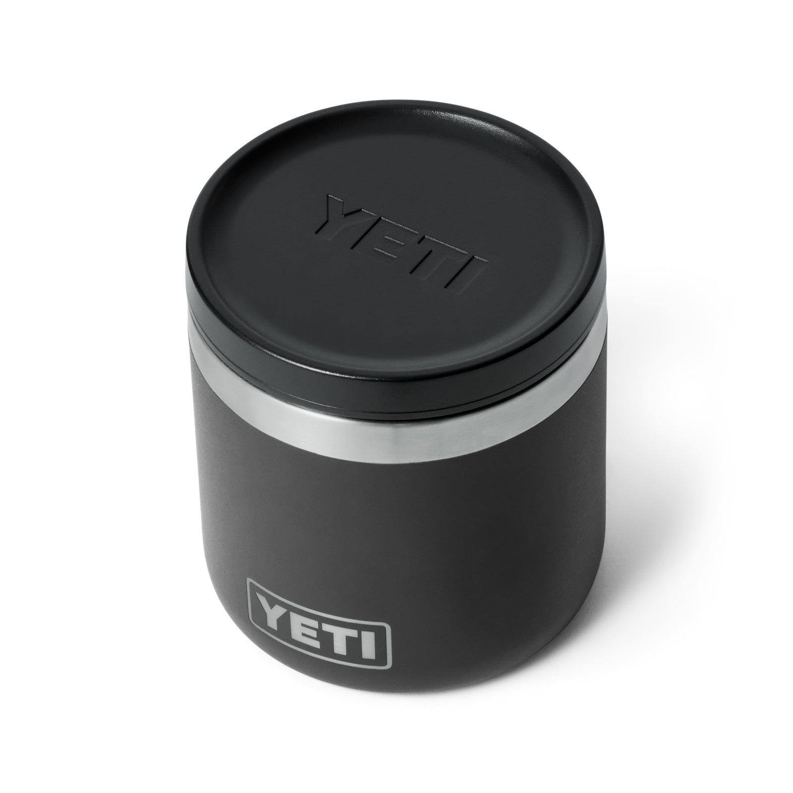 Der YETI® Isolierter Essensbehälter Rambler 8 oz - Black ist ein auslaufsicherer Food Jar mit flachem Edelstahldeckel, YETI-Logo und stilvollem Edelstahl-Rand.