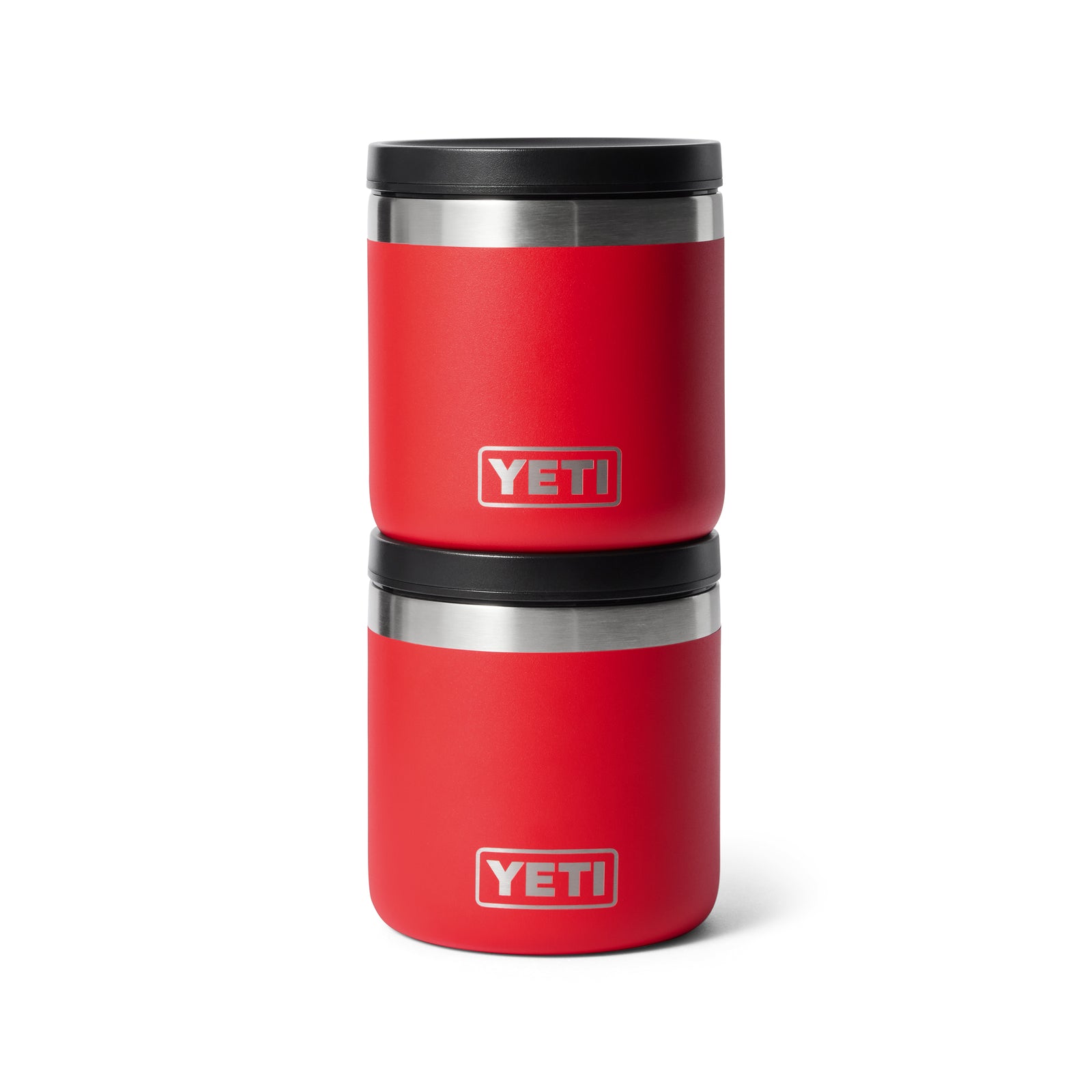 Zwei YETI® Isolierter Essensbehälter Rambler 8 oz in Rescue Red, jeweils mit schwarzem Deckel und weißem YETI-Logo, sind vertikal auf einem weißen Hintergrund gestapelt.