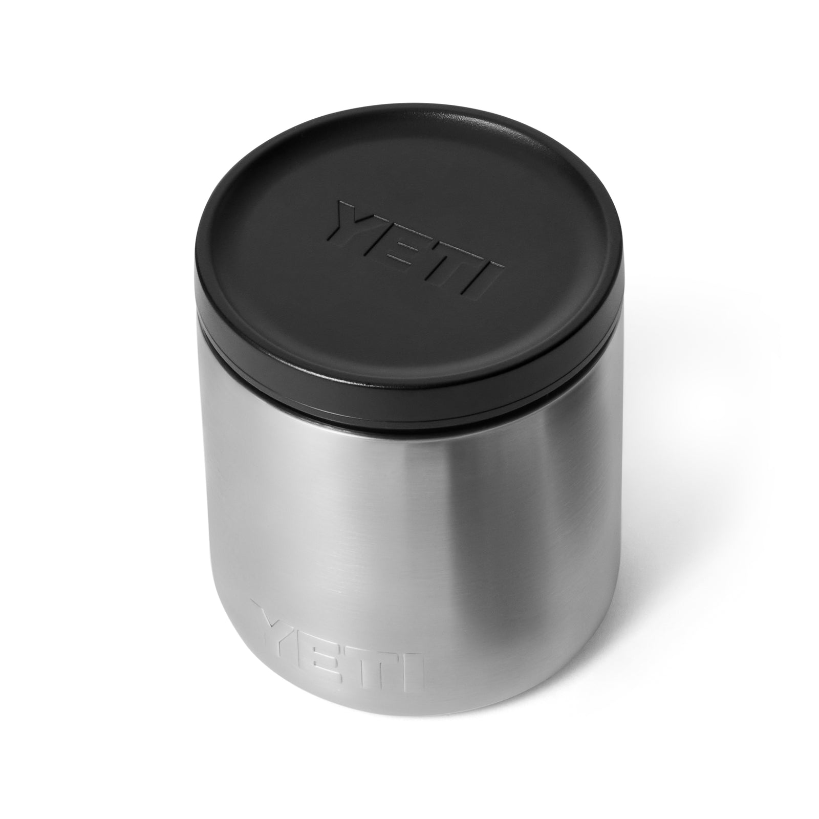 Der YETI® Isolierter Essensbehälter Rambler 8 oz aus Edelstahl hat einen schwarzen Deckel mit YETI"-Prägung und ein minimalistisches Design mit geprägtem YETI-Logo an der Seite.