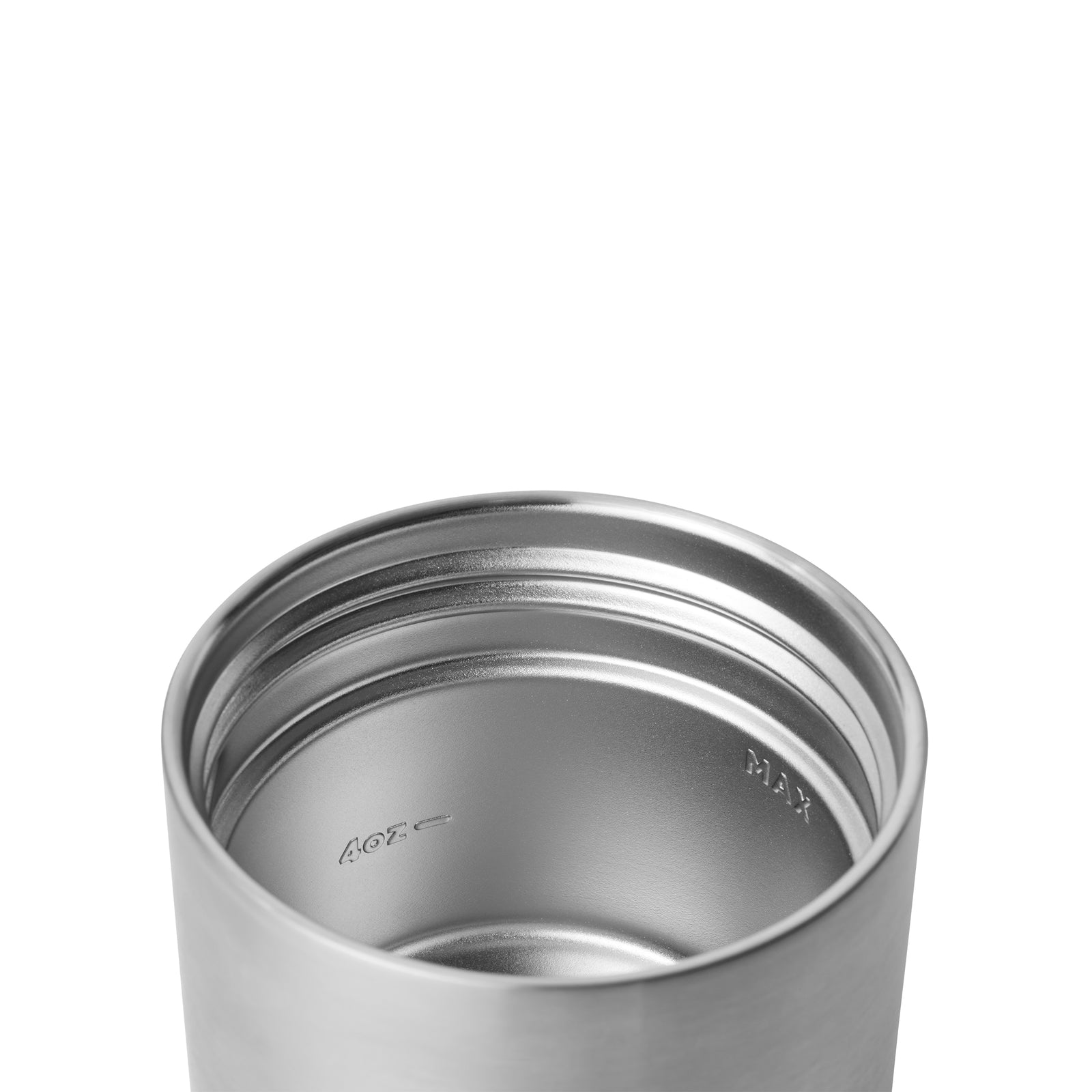 Eine Nahaufnahme des offenen Deckels eines YETI® Isolierten Essensbehälters Rambler 8 oz - Stainless Steel zeigt das glatte Metallinnere und das Deckelgewinde vor einem weißen Hintergrund.