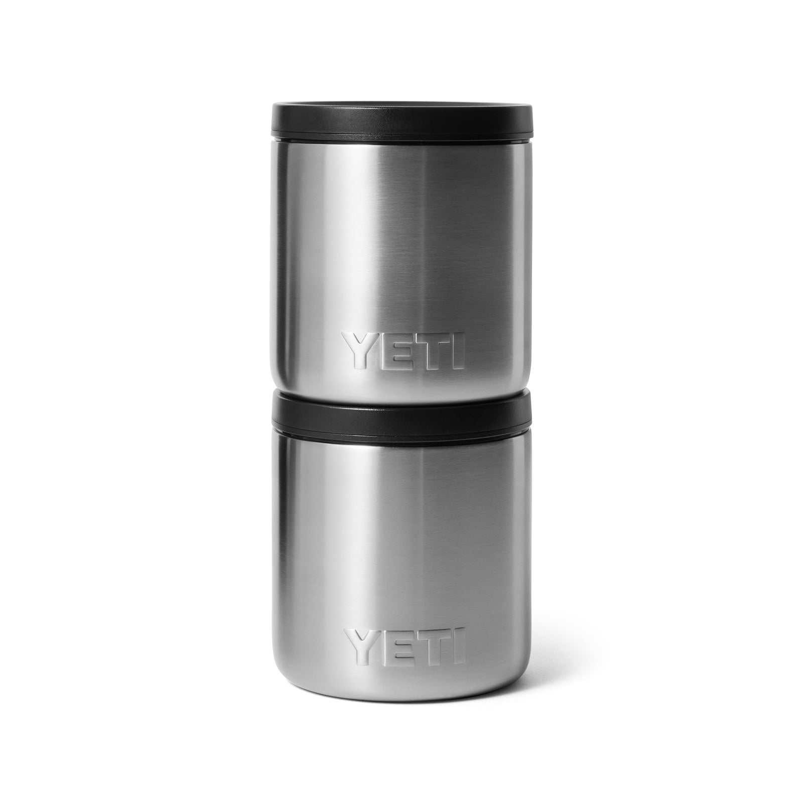 Zwei YETI® Isolierter Essensbehälter Rambler 8 oz aus rostfreiem Stahl mit schwarzen Deckeln sind senkrecht vor einem schlichten weißen Hintergrund gestapelt. Auf der Vorderseite ist jeweils das YETI-Logo eingeprägt.