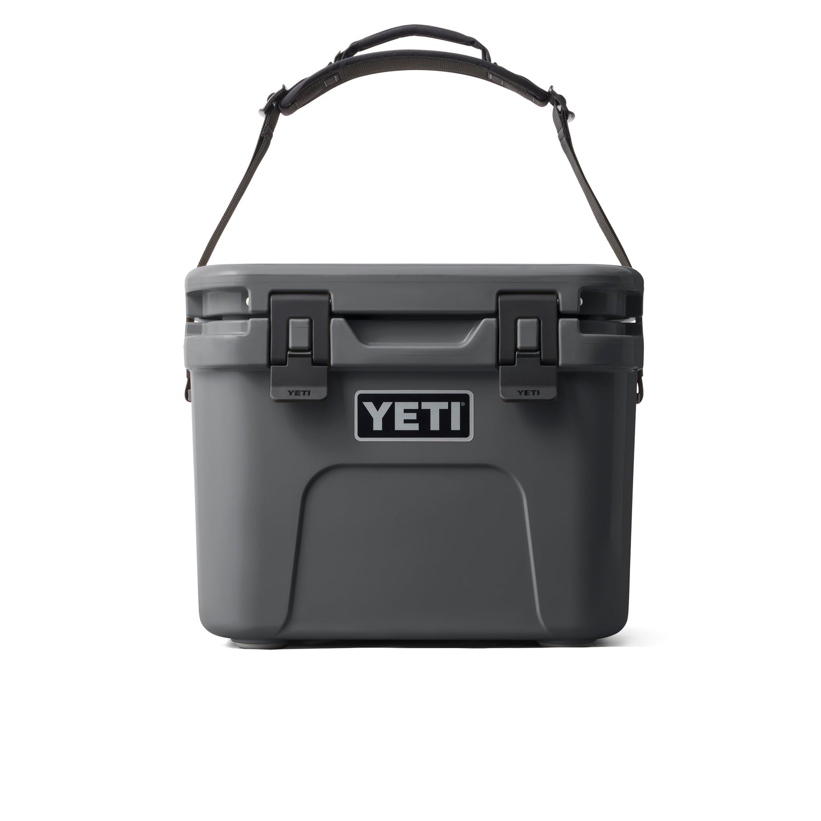 Die YETI® Kühlbox Roadie 15 in Charcoal hat einen schwarzen Griff und robuste Frontverschlüsse. Auf der Vorderseite ist das YETI-Logo auf weißem Hintergrund abgebildet.