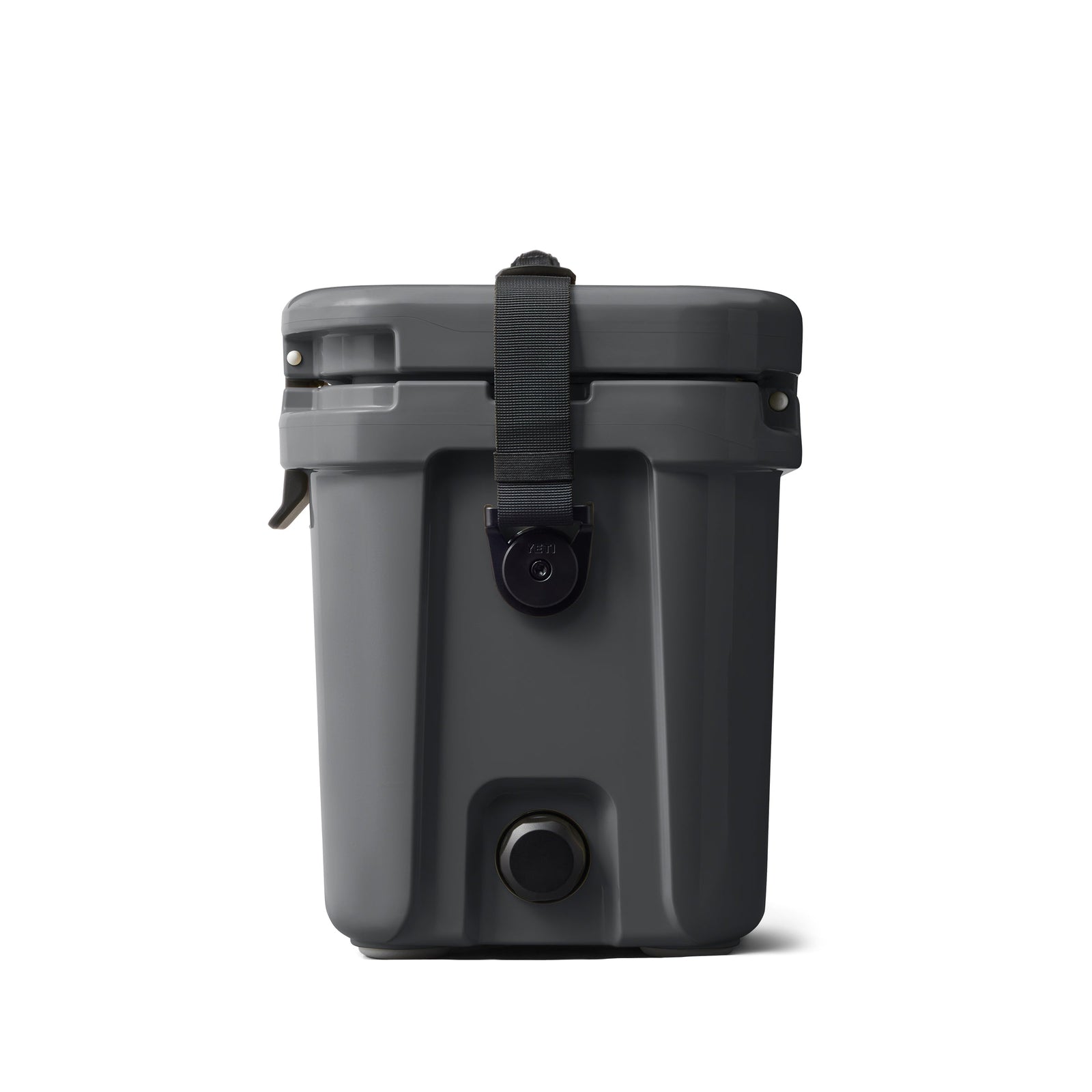 Die YETI® Kühlbox Roadie 15 in Charcoal von YETI ist mit einem schwarzen Frontverschluss, einem oberen Trageriemen und einem Ausguss am Boden vor einem schlichten weißen Hintergrund abgebildet.