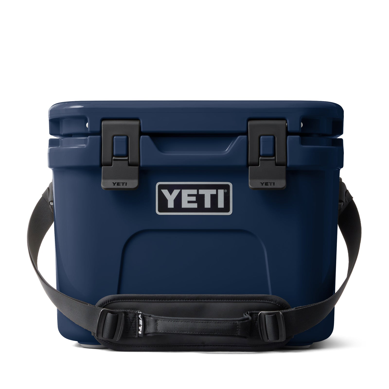 Die YETI® Kühlbox Roadie 15 in navy verfügt über einen schwarzen Schultergurt und zwei schwarze Frontverschlüsse, die auf einem weißen Hintergrund abgebildet sind.