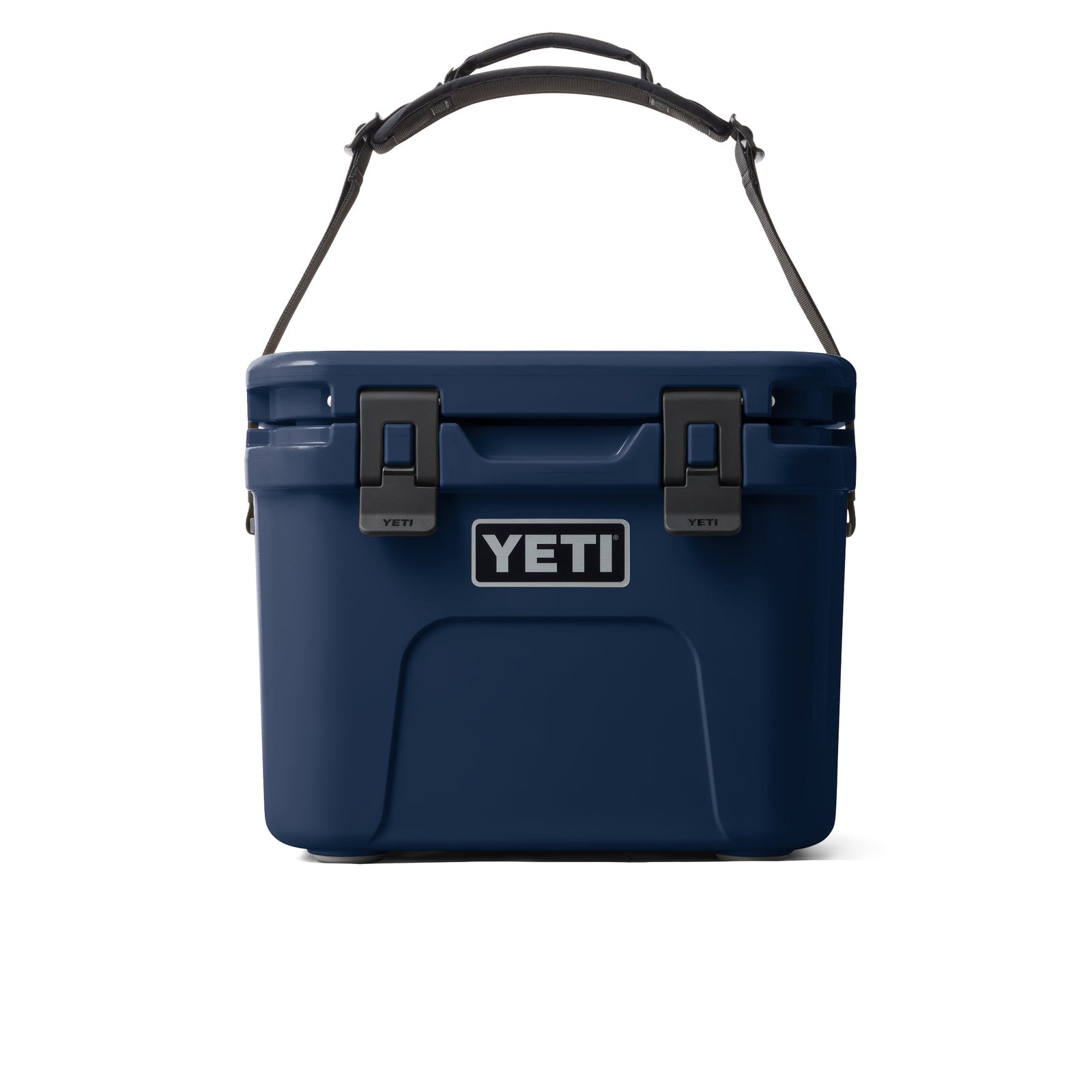 Die YETI® Kühlbox Roadie 15 in navy ist mit einem stabilen Griff, zwei schwarzen Verschlüssen und dem YETI-Logo auf der Vorderseite auf weißem Hintergrund abgebildet.