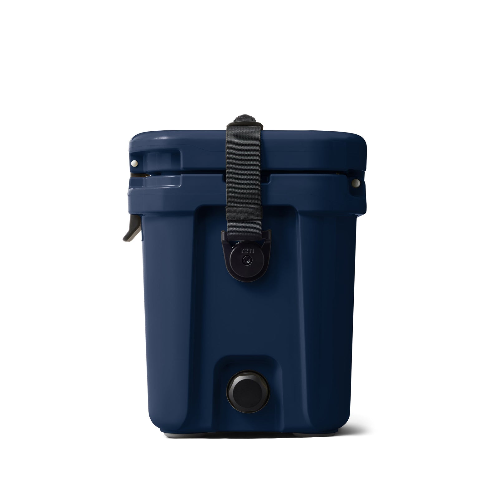 Die YETI® Kühlbox Roadie 15 - Navy ist eine tragbare Kühlbox mit schwarzem Verschluss und Griff, die zum Kühlen von Gegenständen konzipiert ist. Außerdem verfügt sie über einen Ausguss in der Nähe des Bodens zum einfachen Ablassen von Flüssigkeiten.
