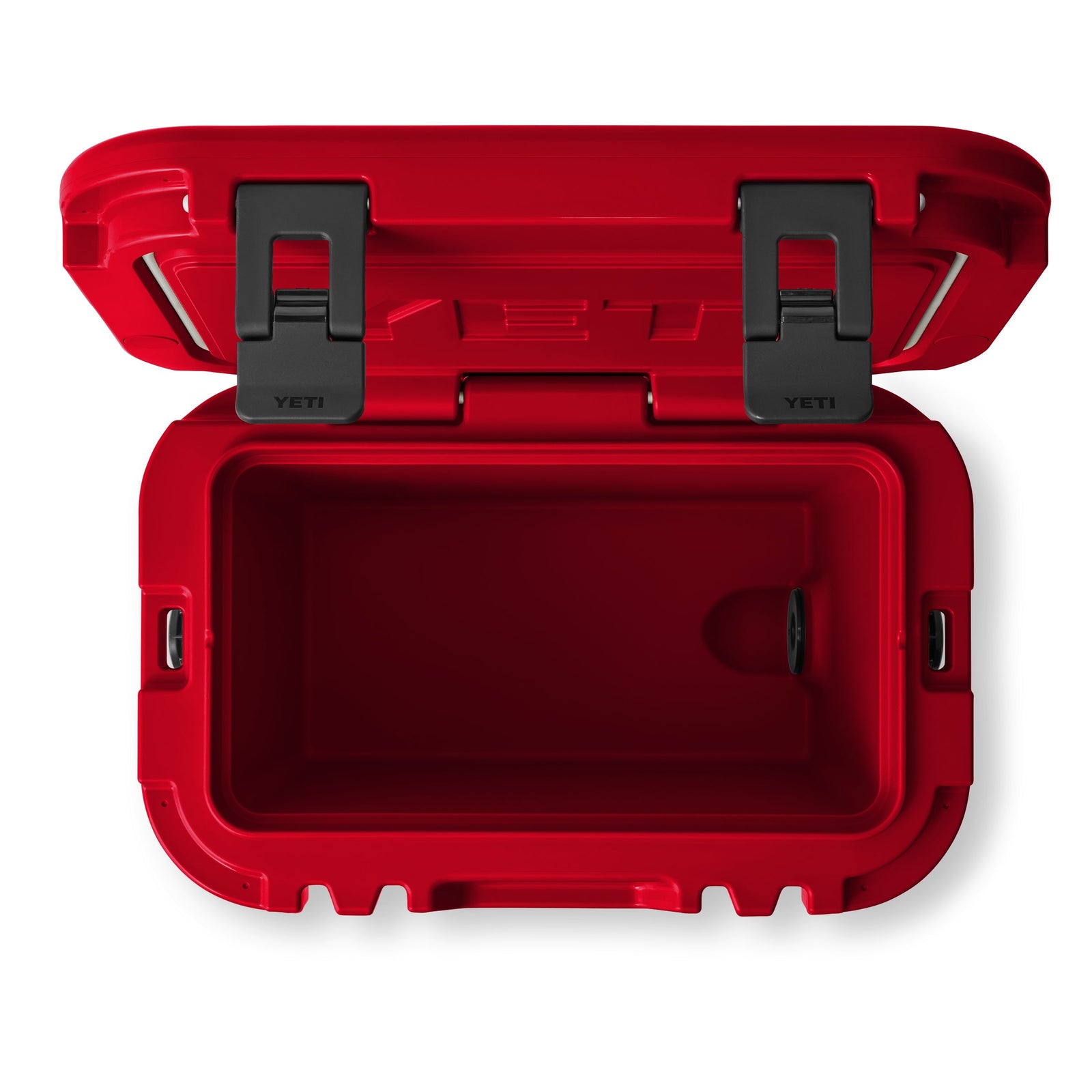 Abgebildet ist eine YETI® Kühlbox Roadie 15 - Rescue Red mit geöffnetem Deckel, der den Blick auf einen leeren Innenraum und zwei schwarze Verschlüsse am oberen Rand freigibt; der Markenname YETI ist auf der Innenseite des Deckels eingeprägt.