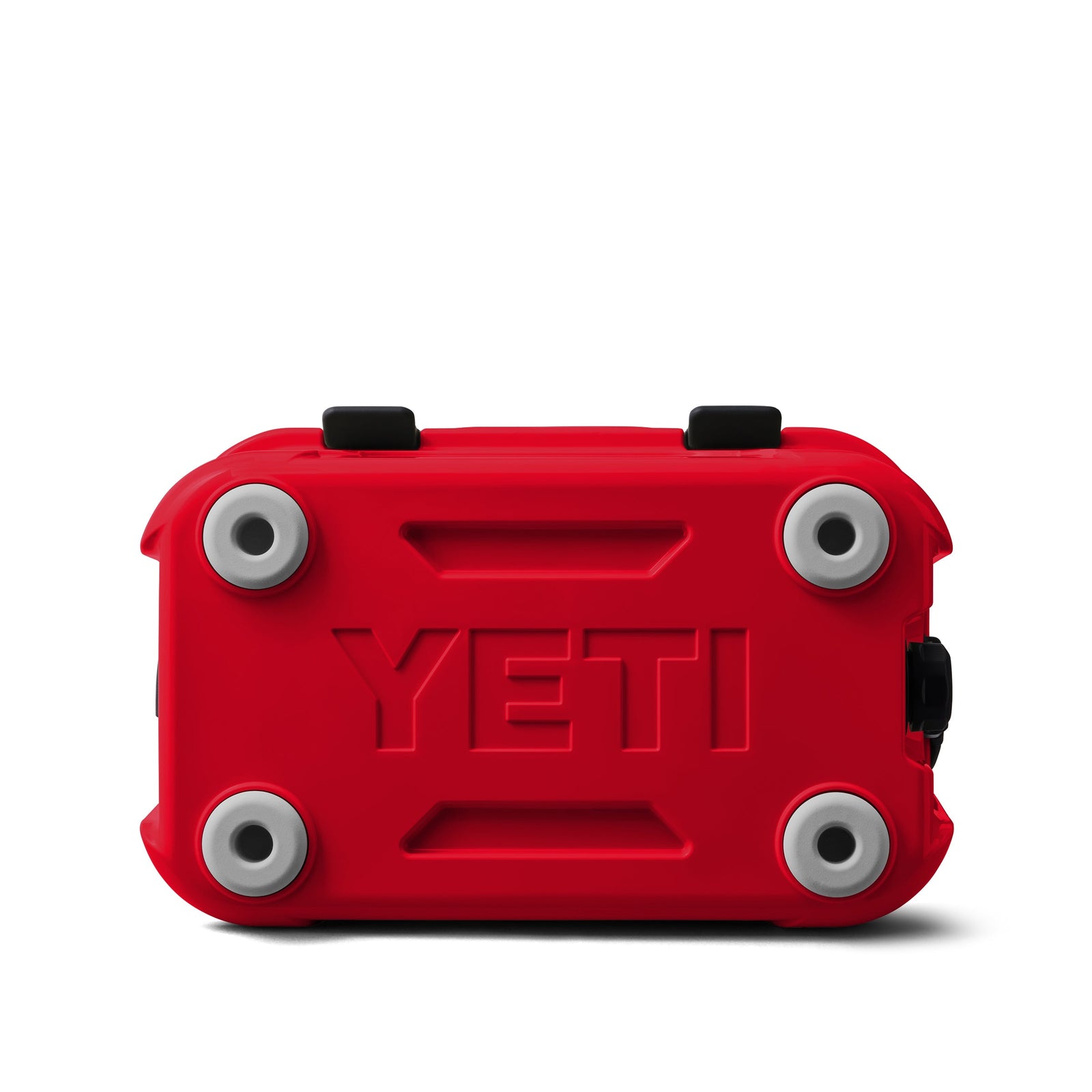 Die YETI® Kühlbox Roadie 15 in Rescue Red ist von unten abgebildet, mit vier großen grauen Rädern und dem eingeprägten YETI-Logo in der Mitte.