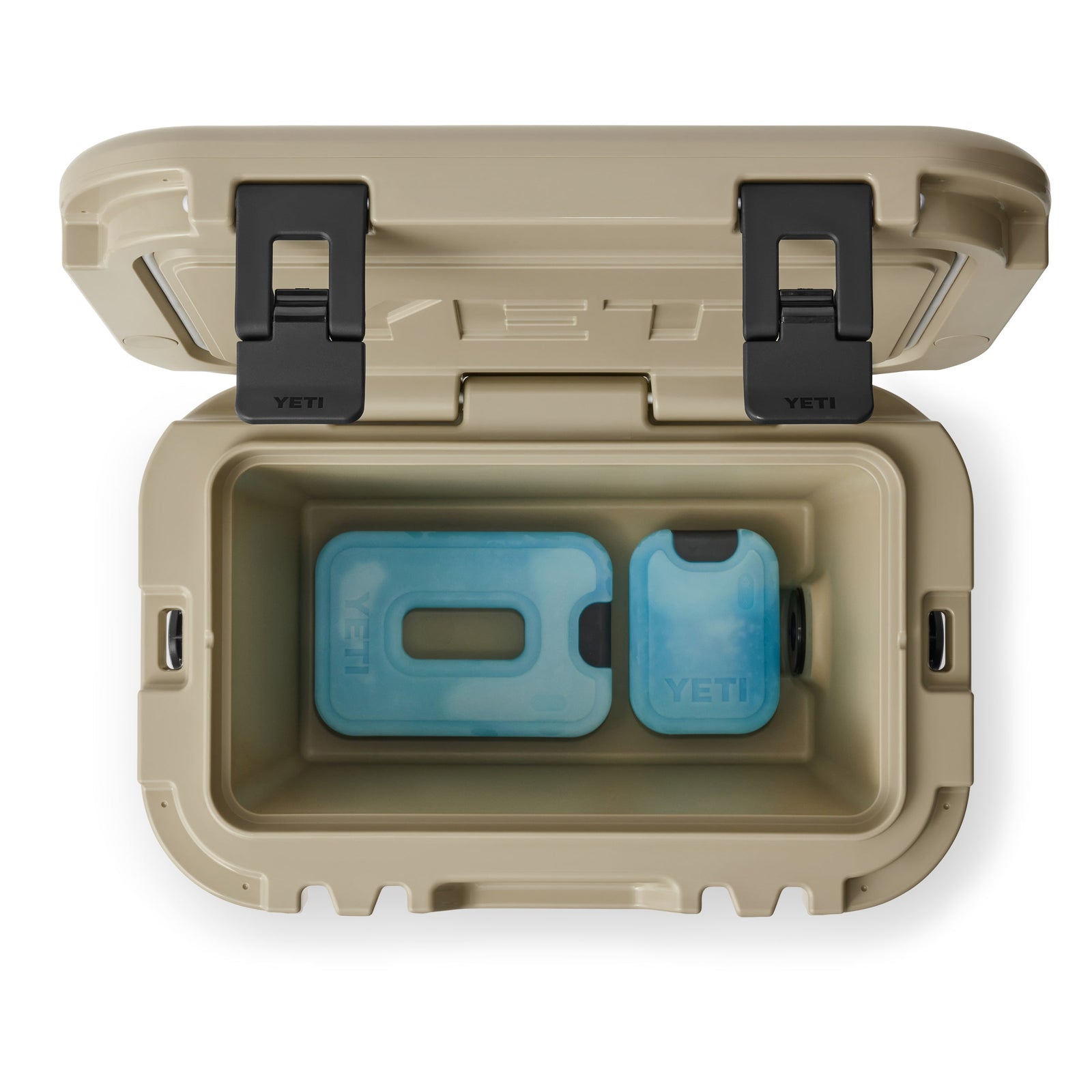 Die hellbraune YETI® Kühlbox Roadie 15 von YETI ist mit geöffnetem Deckel abgebildet, der zwei blaue wiederverwendbare Kühlakkus offenbart. Die tragbare Kühlbox hat zwei schwarze Verschlüsse an der Vorderseite.