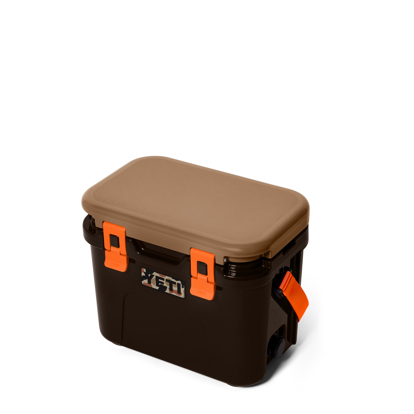 Die YETI® Kühlbox Roadie 15 - Wetlands Camo hat ein rechteckiges Design mit braunem Deckel, dunkelbraunem Körper und orangefarbenen Akzenten - ideal für Outdoor-Abenteuer.
