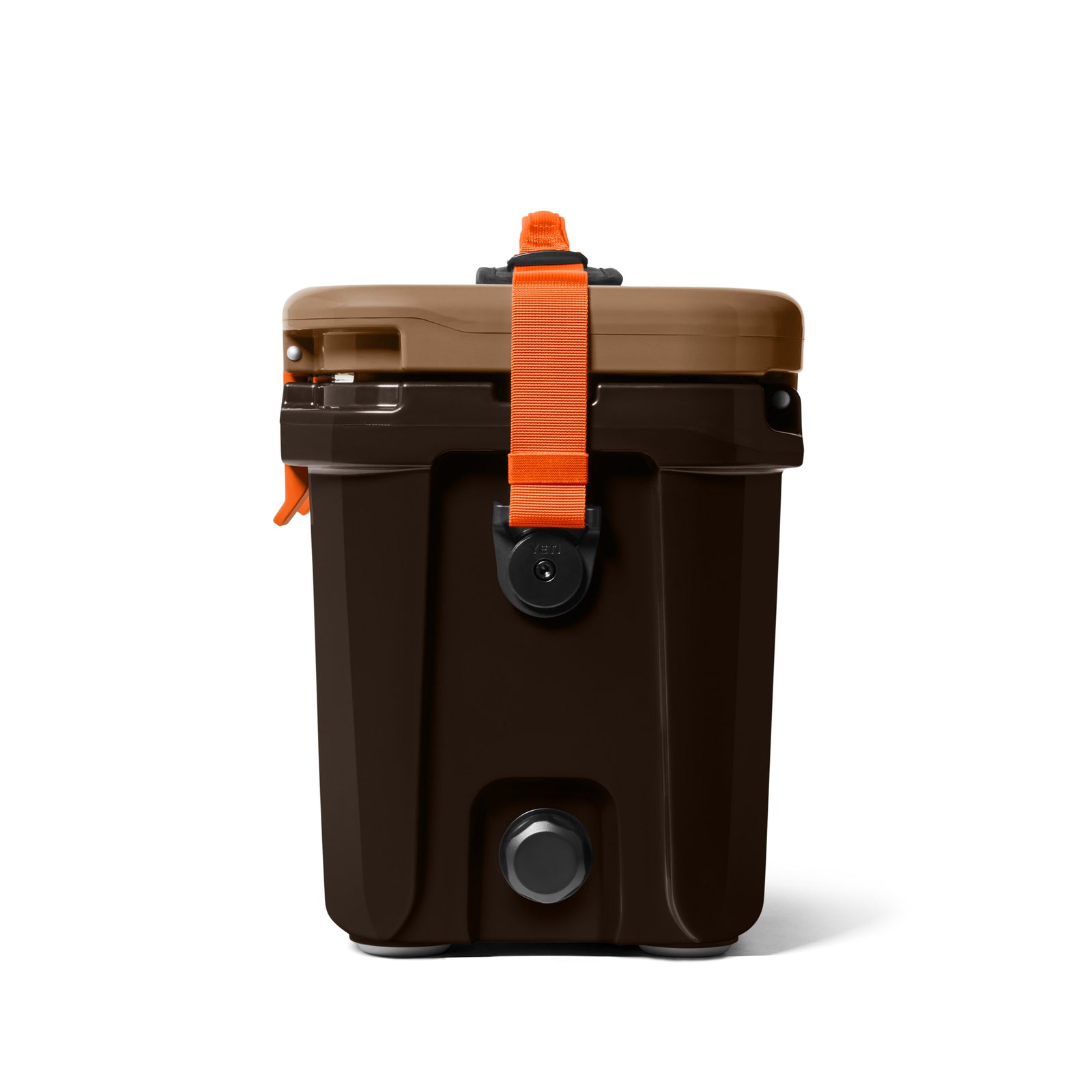 Die YETI® Kühlbox Roadie 15 - Wetlands Camo ist eine dunkelbraune Kühlbox mit braunem Deckel, orangefarbenem Gurt, schwarzem Verschluss, seitlichem Griff und rundem Bodenstöpsel, abgebildet auf weißem Hintergrund. Marke: YETI.