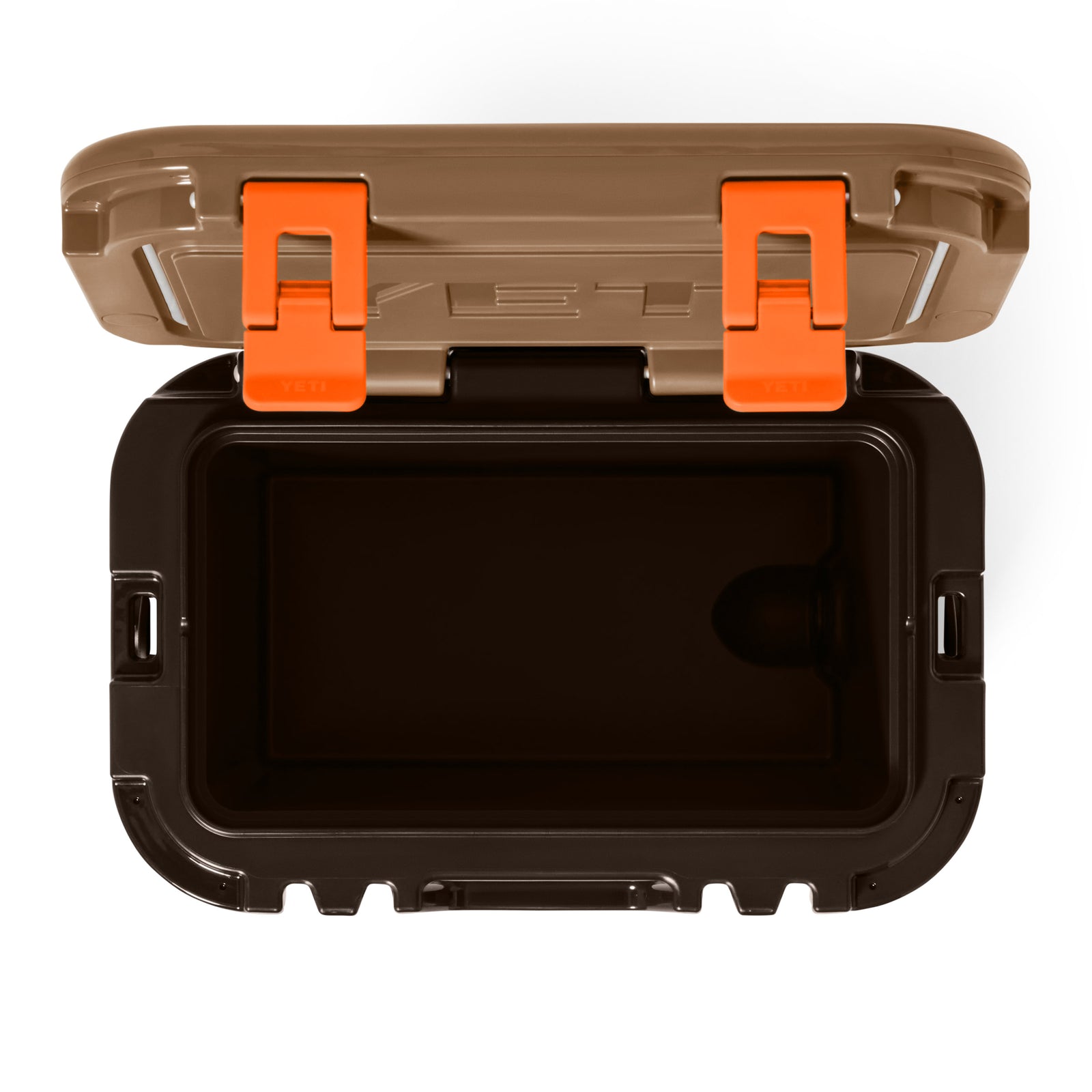 Blick von oben auf eine geöffnete, leere YETI® Kühlbox Roadie 15 - Wetlands Camo mit braunem Deckel, orangefarbenen Verschlüssen und dunklem Innenraum.