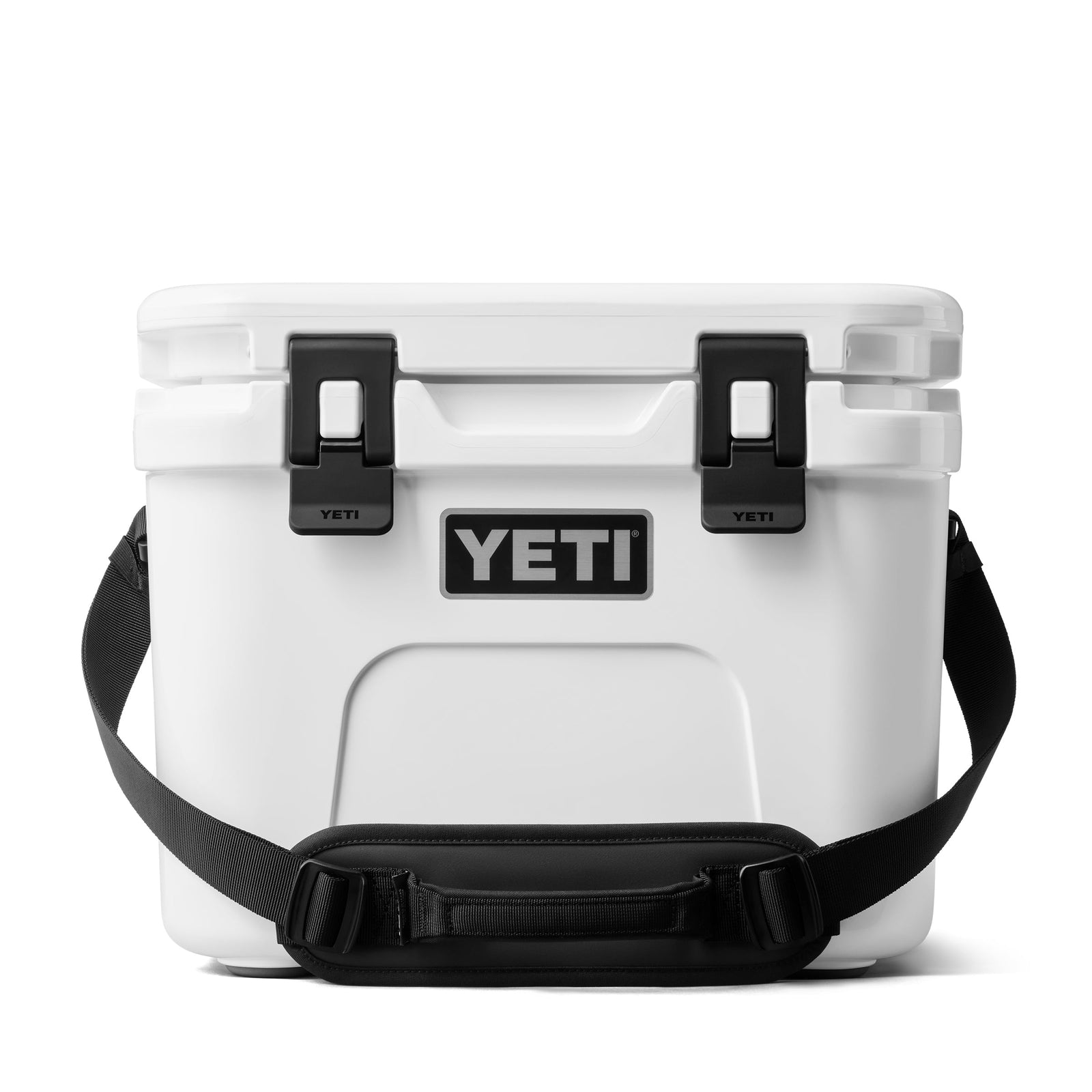 Die YETI® Kühlbox Roadie 15 in Weiß hat einen schwarzen Griff und zwei schwarze Frontverschlüsse, die auf einem schlichten weißen Hintergrund abgebildet sind - die ideale mobile Kühlbox für jedes Abenteuer.