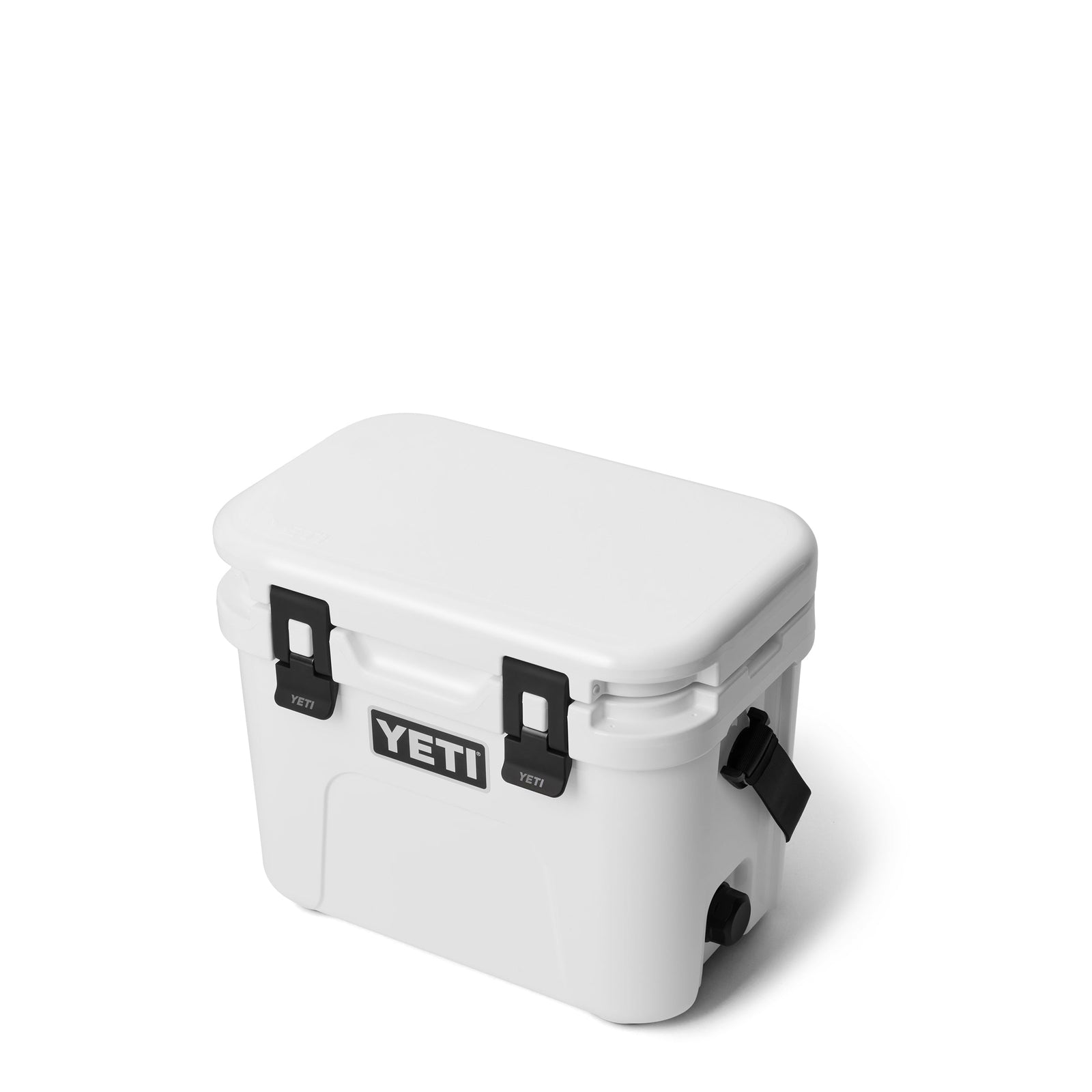 Die YETI® Kühlbox Roadie 15 - White mit ihrer rechteckigen Form, den schwarzen Frontverschlüssen und den seitlichen Griffen ist auf einem schlichten weißen Hintergrund abgebildet - perfekt als mobile Kühlbox für jedes Abenteuer.