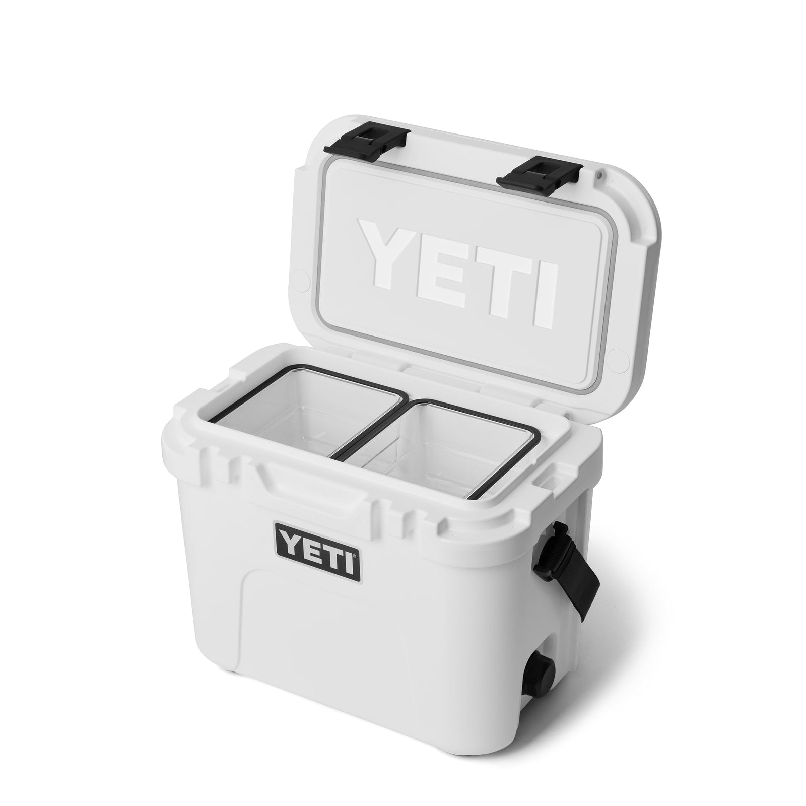 Die YETI® Kühlbox Roadie 15 - White, offen dargestellt mit zwei Fächern, schwarzen Verschlüssen und seitlichem Griff auf weißem Hintergrund - Ihr idealer YETI-Begleiter für jedes Abenteuer.