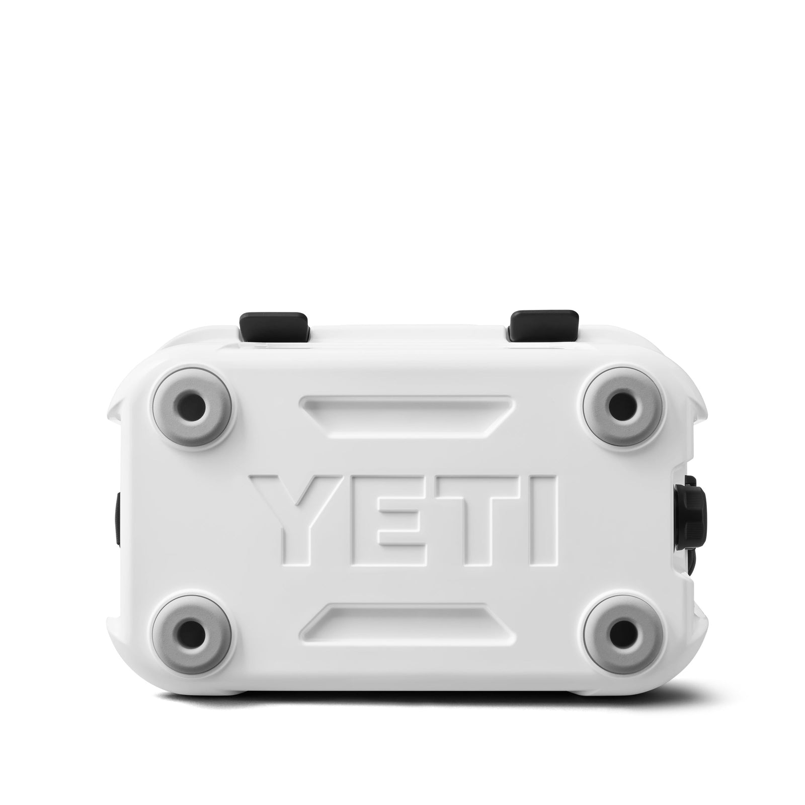 Die YETI® Kühlbox Roadie 15 in Weiß, von unten gesehen, hat vier große runde Füße, zwei schwarze Verschlüsse am oberen Rand und den Schriftzug YETI" in großen Buchstaben.