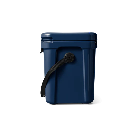 Die YETI® Kühlbox Roadie 24 - Navy von YETI mit PermaFrost Isolierung und einem schwarzen Trageriemen ist von vorne vor einem schlichten weißen Hintergrund abgebildet.
