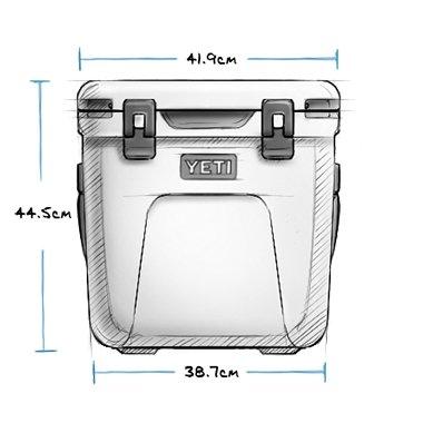 Eine Skizze der YETI® Kühlbox Roadie 24 - Navy by YETI zeigt sie mit 41,9 cm Breite oben, 44,5 cm Höhe und 38,7 cm Breite unten, mit PermaFrost Isolierung, zwei Frontverschlüssen und seitlichen Griffen für den einfachen Transport.
