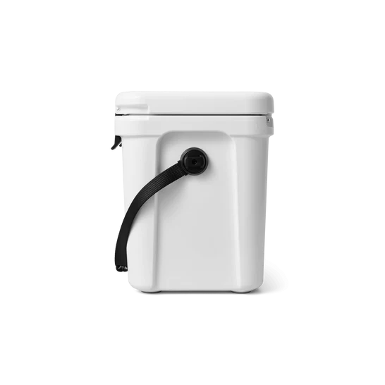 Die YETI® Kühlbox Roadie 24 in Weiß mit PermaFrost-Isolierung, sicherem Scharnierdeckel und schwarzem Trageriemen wird vor einem schlichten hellgrauen Hintergrund präsentiert.