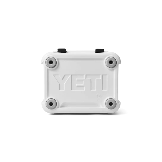 Die YETI® Kühlbox Roadie 24 - White ist von unten mit einem auffälligen YETI-Schriftzug, vier runden Gummifüßen an jeder Ecke und der charakteristischen PermaFrost™-Isolierung auf einem schlichten weißen Hintergrund abgebildet.