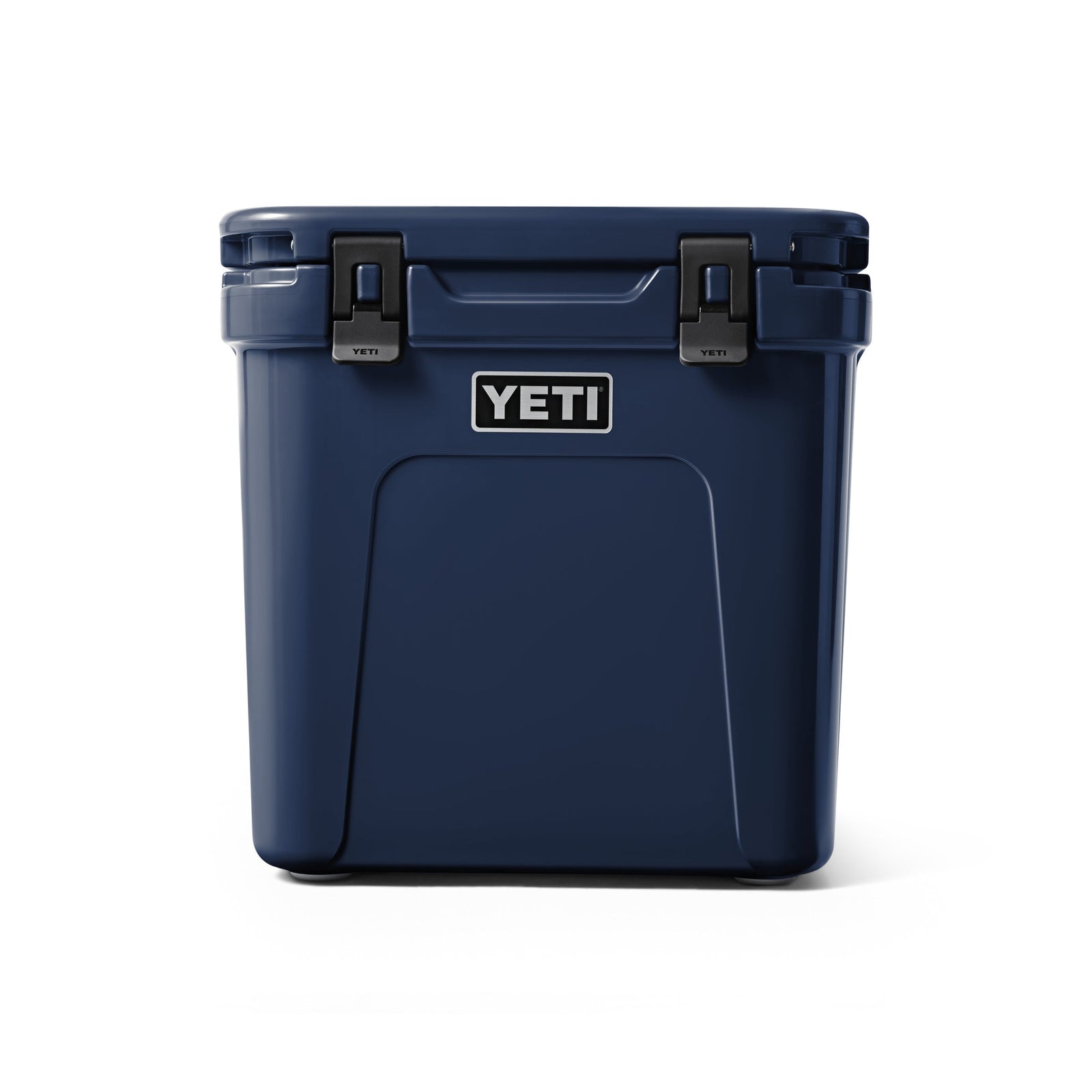 Die YETI® Kühlbox Roadie 48 in Navy verfügt über zwei schwarze Verschlüsse, ein weißes YETI-Logo auf der Vorderseite und eine PermaFrost Isolierung, die auf weißem Hintergrund dargestellt ist.